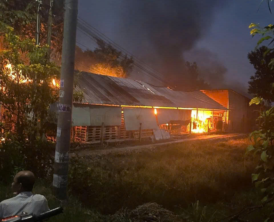 Cục sạc dự phòng điện thọai gây cháy xưởng gỗ tại Tây Ninh - Ảnh 1.