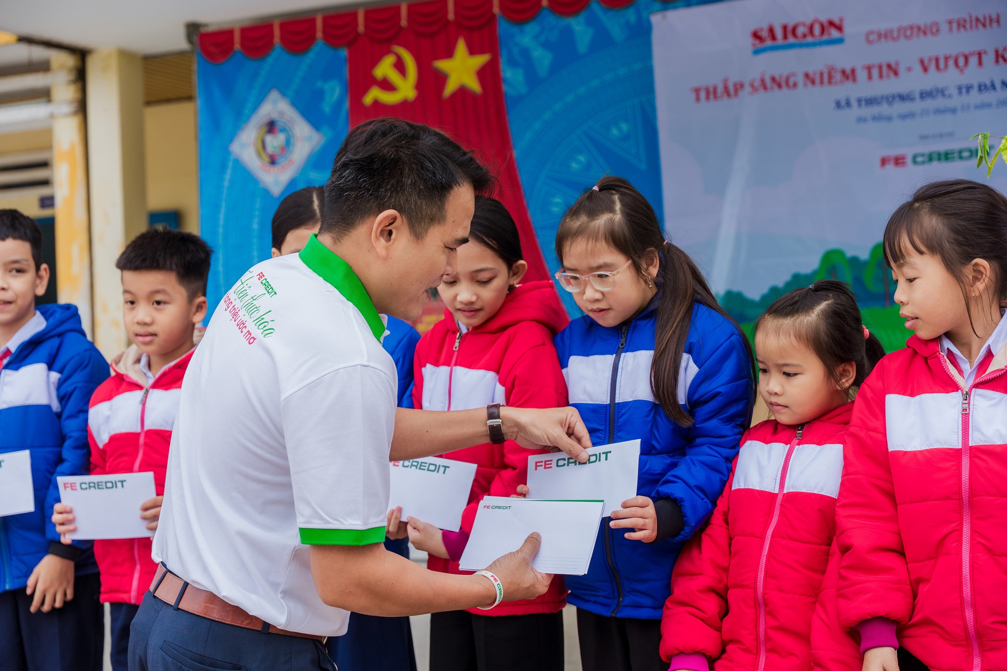 FE CREDIT tiếp sức người dân vùng lũ trên hành trình phục hồi sinh kế - Ảnh 2.