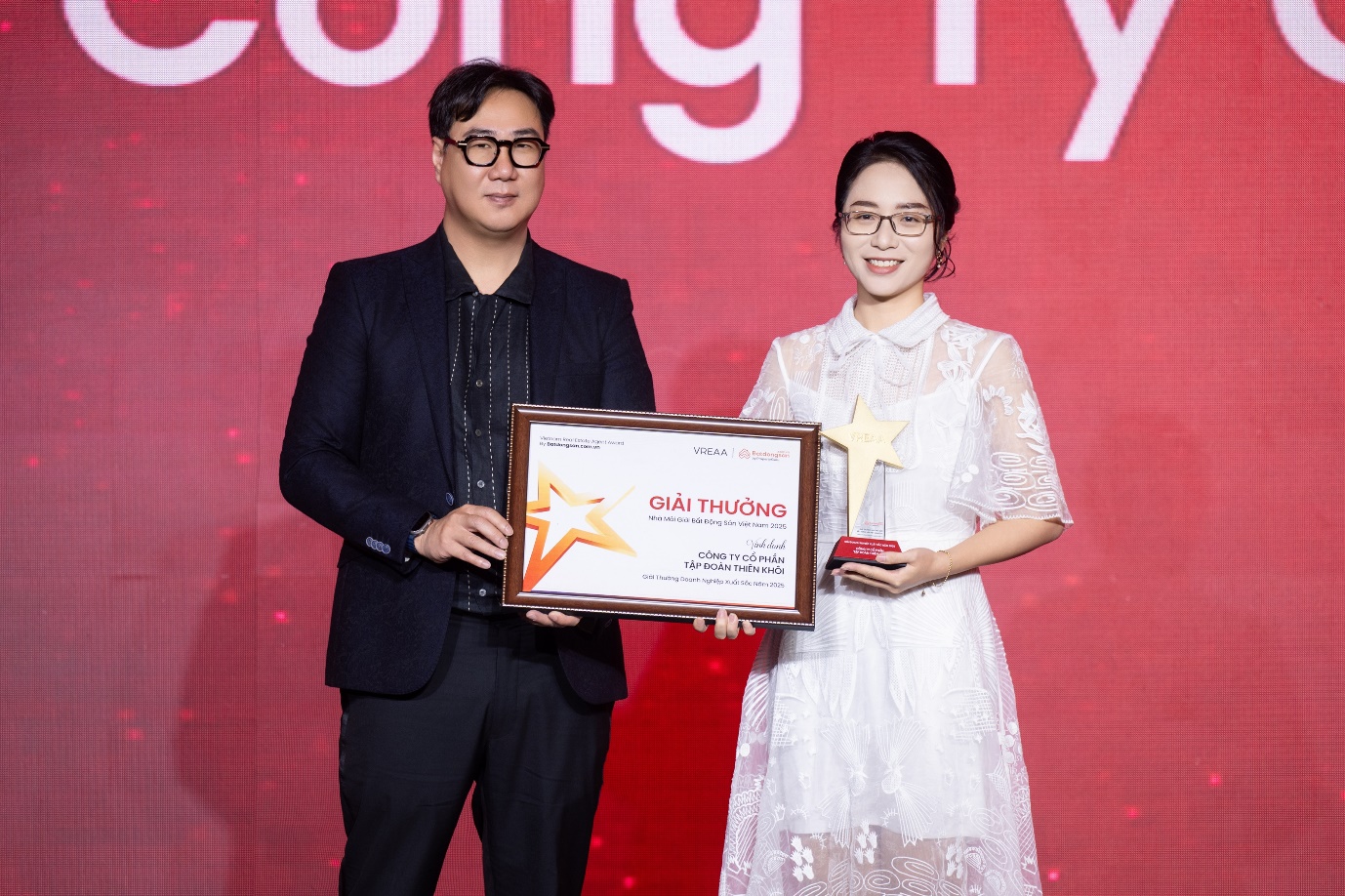 1% môi giới xuất sắc nhận giải Nhà môi giới bất động sản Việt Nam 2025 - Ảnh 1. 1% môi giới xuất sắc nhận giải Nhà môi giới bất động sản Việt Nam 2025 - Ảnh 1.
