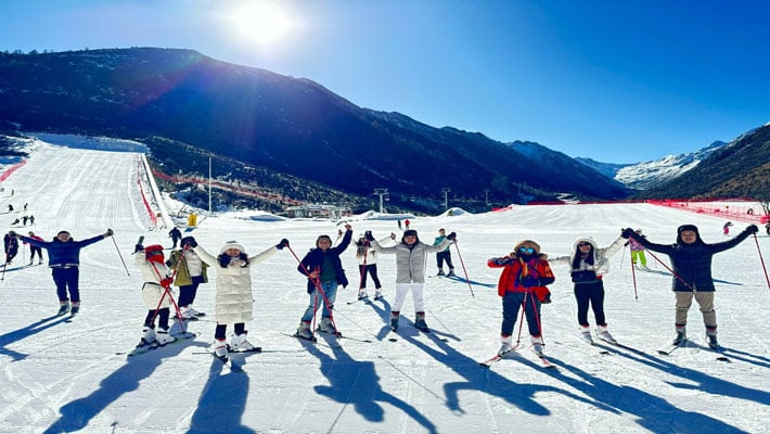 Khách Việt kể chuyện đi ngắm tuyết trên núi cao hơn 4000m ở Trung Quốc, nhận xét: "Không ngờ đến mức này!" - Ảnh 9.