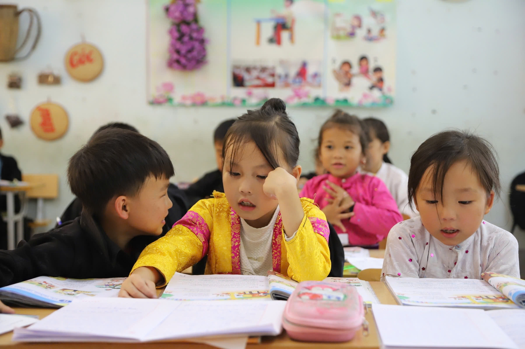 Sáp nhập trường công lẫn tư nếu không đạt chuẩn - Ảnh 1.