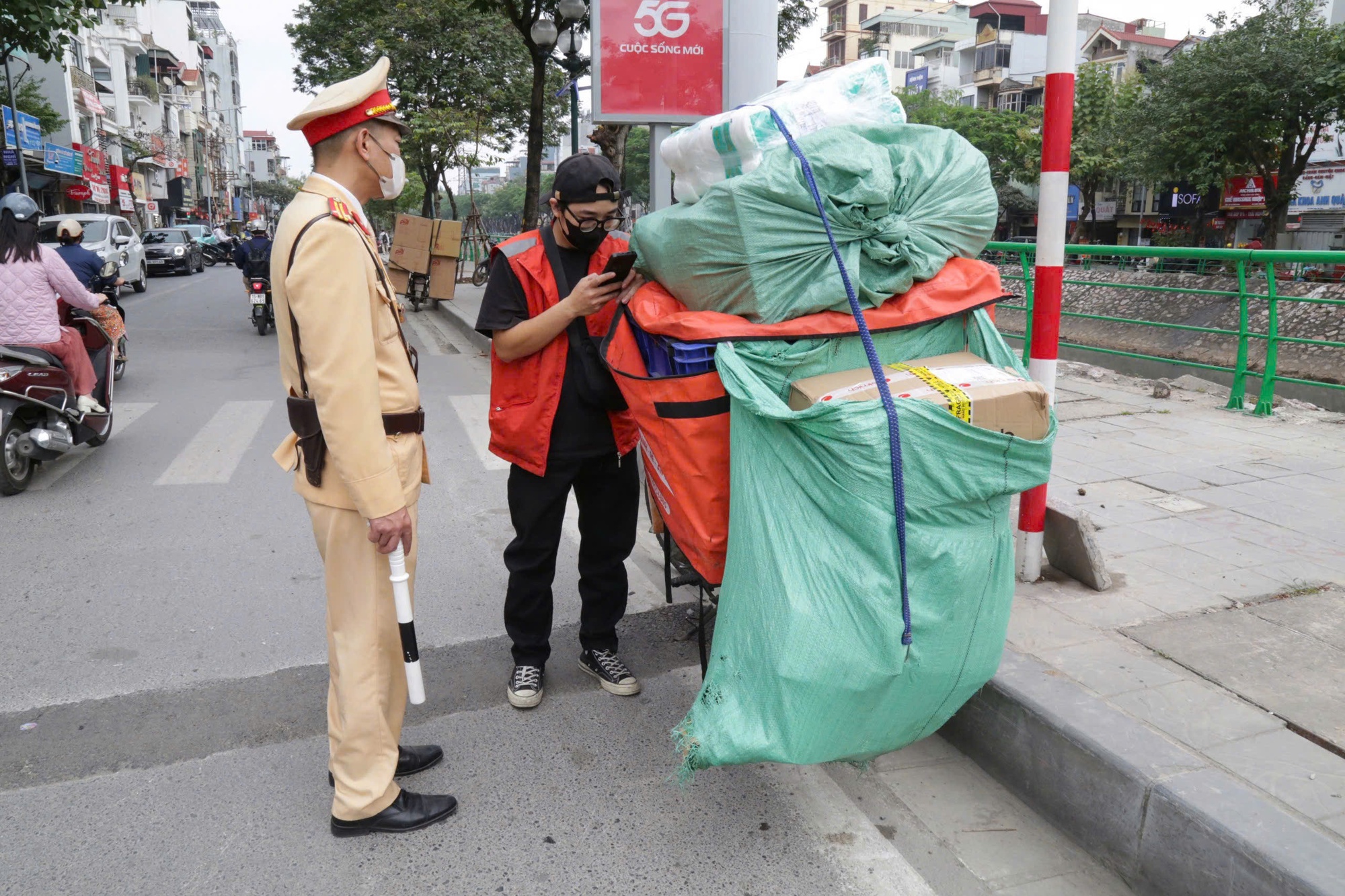 Hà Nội: Xử lý nghiêm các shipper chở hàng che khuất biển số “né” camera AI- Ảnh 4.