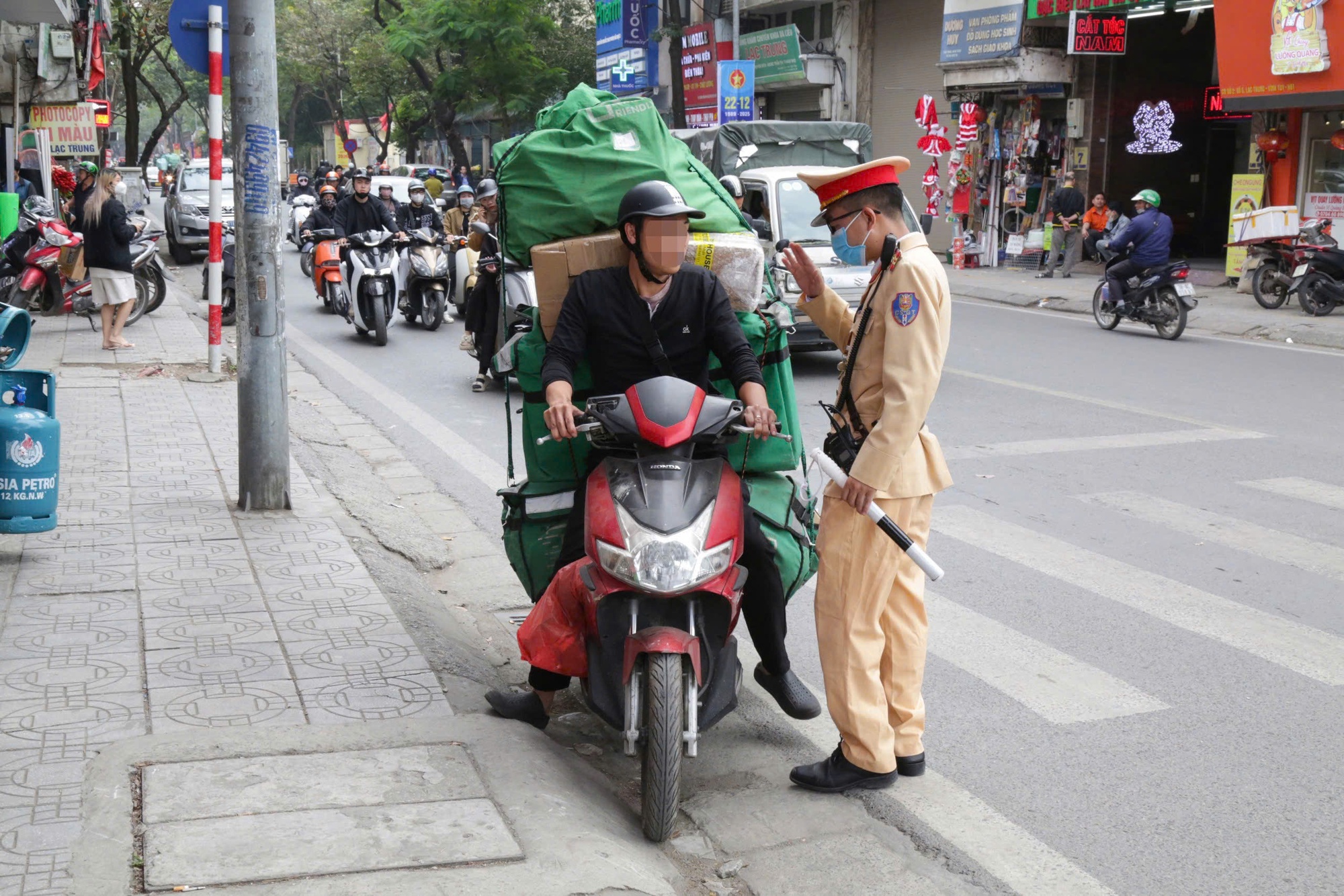 Hà Nội: Xử lý nghiêm các shipper chở hàng che khuất biển số “né” camera AI- Ảnh 3.