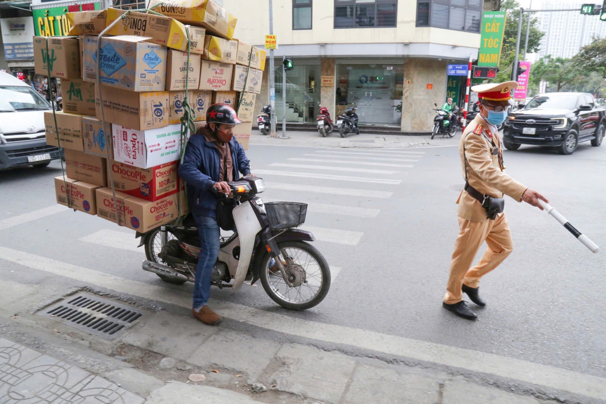 Hà Nội: Xử lý nghiêm các shipper chở hàng che khuất biển số “né” camera AI- Ảnh 5.