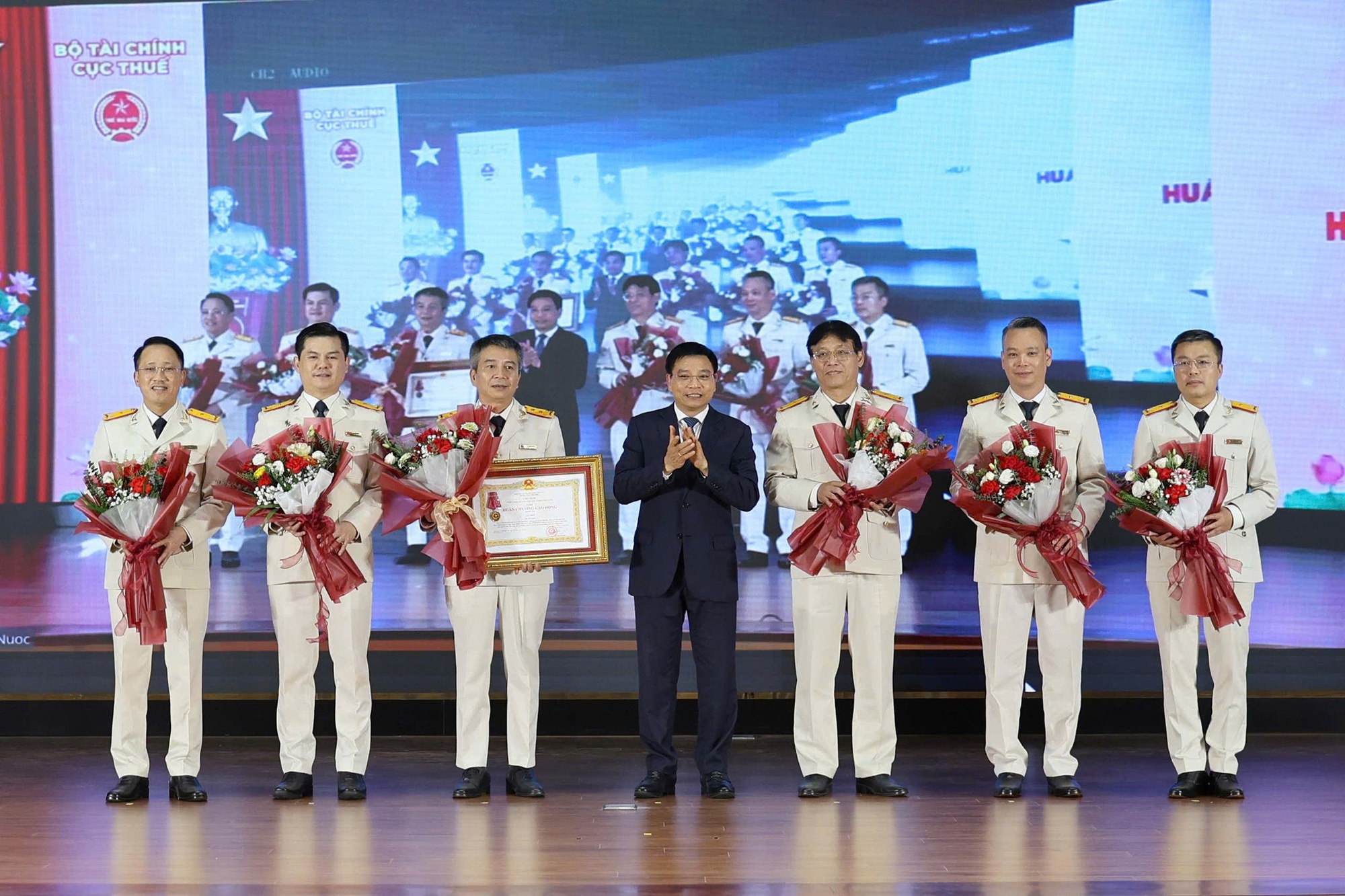 Hơn 18,3 ngàn hộ kinh doanh bỏ thuế khoán, tự nguyện chuyển sang phương pháp kê khai - Ảnh 2.