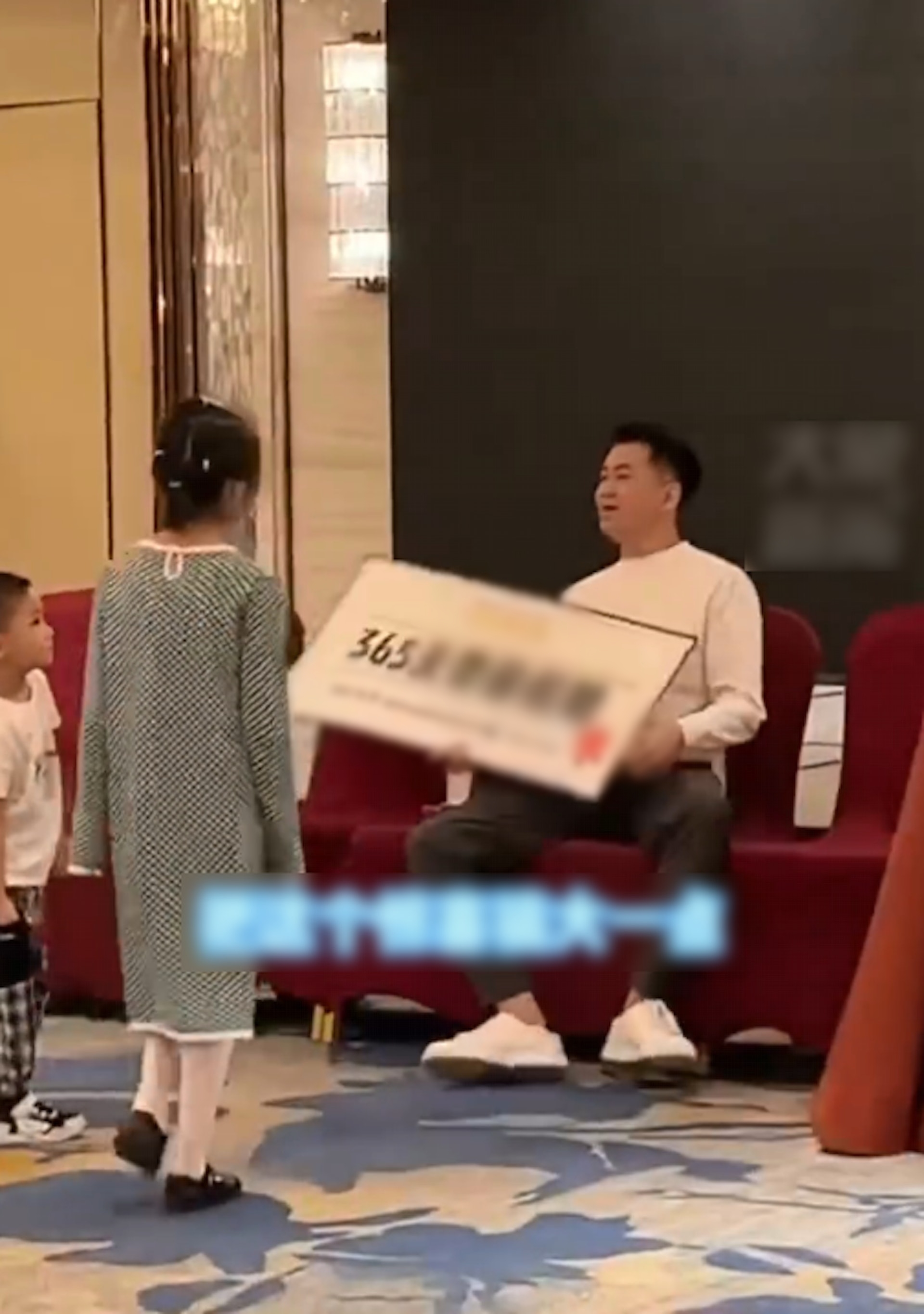 Nhân viên bốc trúng 360 ngày nghỉ phép có lương trong gala cuối năm: Sếp tái mặt yêu cầu thương lượng, kết quả ra sao?- Ảnh 3. Nhân viên bốc trúng 360 ngày nghỉ phép có lương trong gala cuối năm: Sếp tái mặt yêu cầu thương lượng, kết quả ra sao?- Ảnh 3.