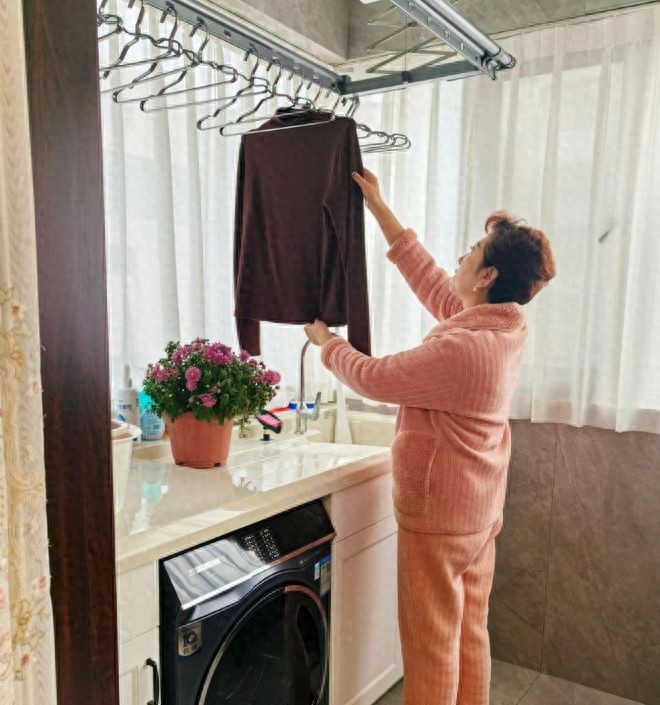 Tôi từng nghĩ nhà mình cũng ổn - cho đến khi thấy cách một phụ nữ 60 tuổi dọn nhà: Sạch đến mức “choáng váng”, khiến tôi xấu hổ thật sự- Ảnh 1.