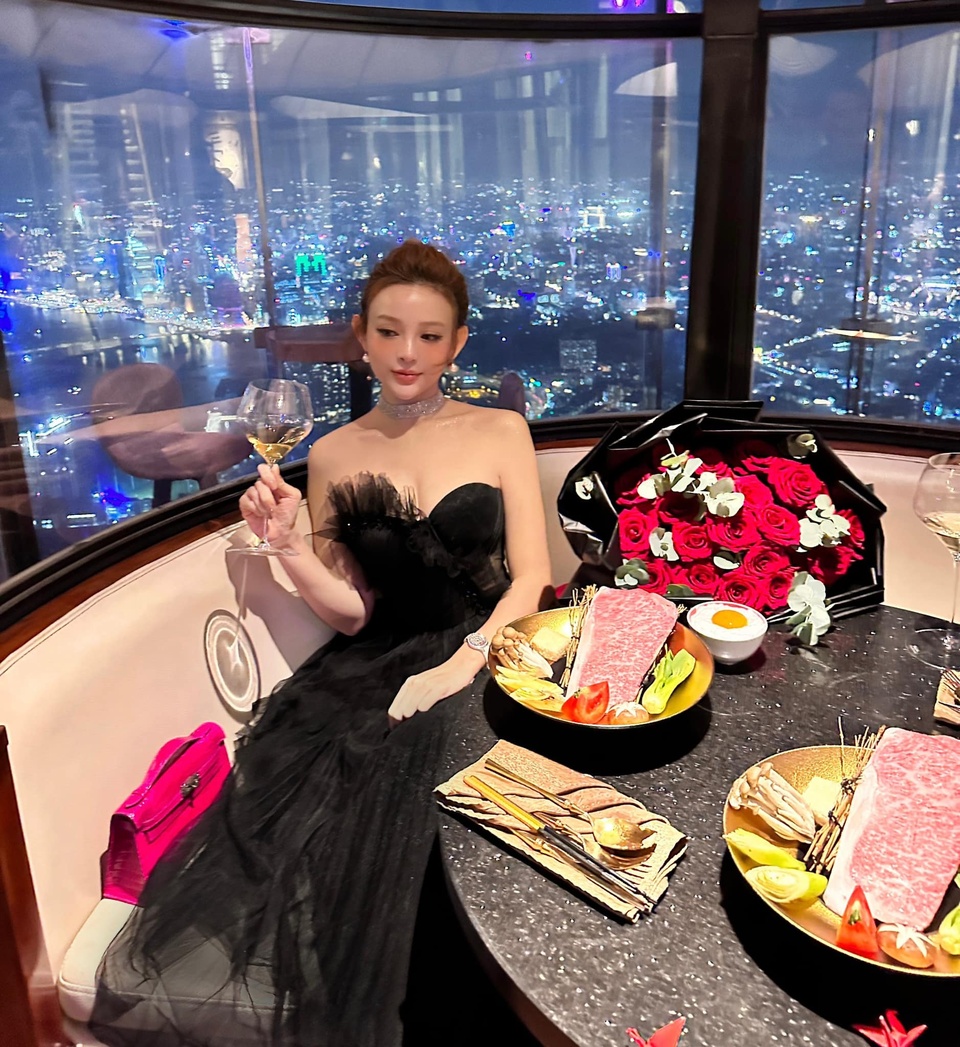 Cô gái Việt được chồng "ting ting" cho 24 tỷ tiền tiêu vặt,  sống xa xỉ như bà hoàng trong biệt thự 1.000m² - Ảnh 13.