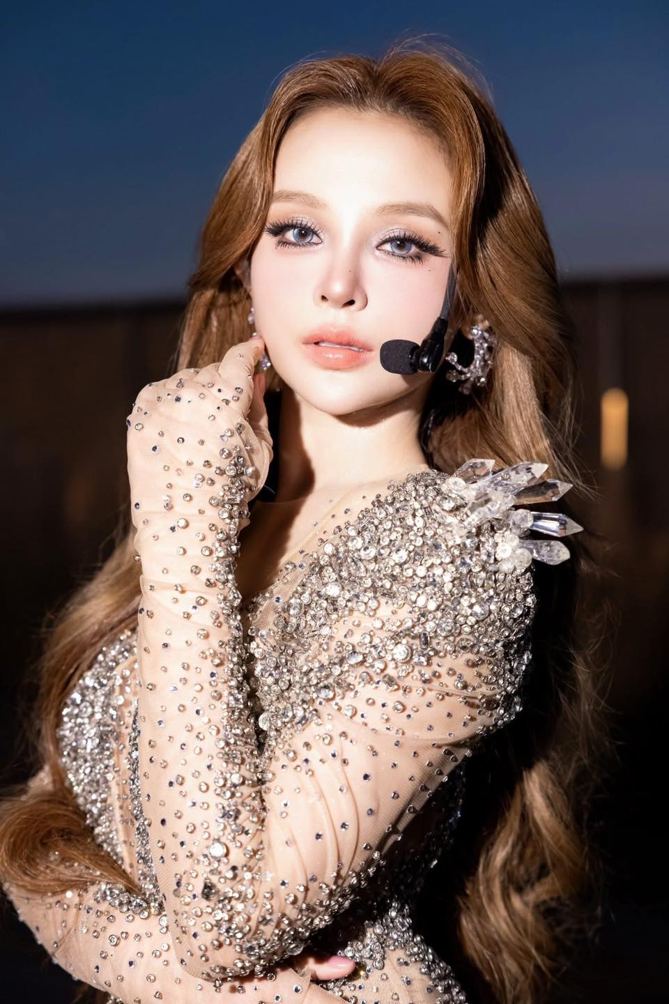 Cô gái Việt được chồng "ting ting" cho 24 tỷ tiền tiêu vặt,  sống xa xỉ như bà hoàng trong biệt thự 1.000m² - Ảnh 1.