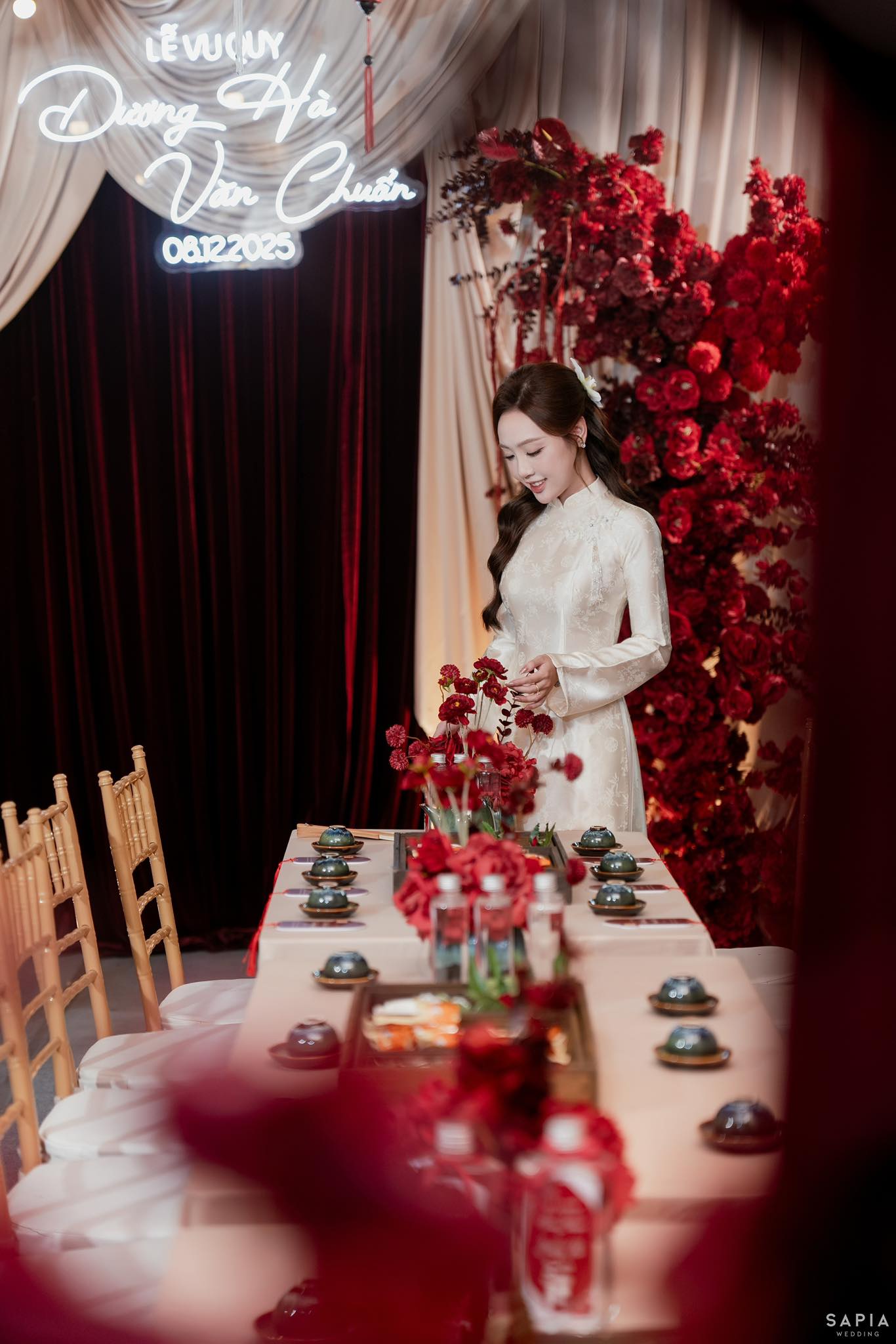 Thủ môn U23 Việt Nam làm lễ ăn hỏi thạc sĩ hơn 3 tuổi, visual cô dâu sáng bừng, chuẩn "trai tài gái giỏi" - Ảnh 9. Thủ môn U23 Việt Nam làm lễ ăn hỏi thạc sĩ hơn 3 tuổi, visual cô dâu sáng bừng, chuẩn "trai tài gái giỏi" - Ảnh 9.