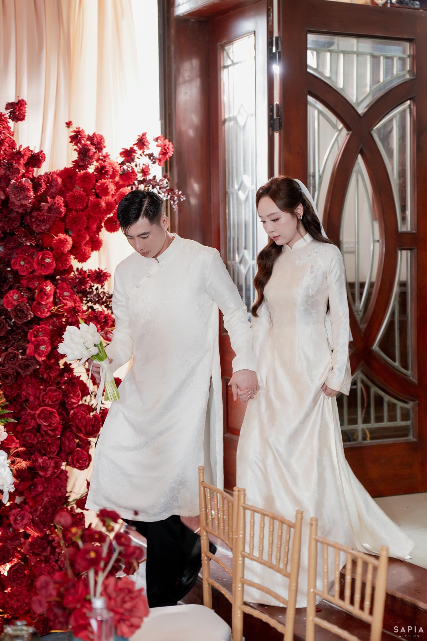 Thủ môn U23 Việt Nam làm lễ ăn hỏi thạc sĩ hơn 3 tuổi, visual cô dâu sáng bừng, chuẩn "trai tài gái giỏi" - Ảnh 2. Thủ môn U23 Việt Nam làm lễ ăn hỏi thạc sĩ hơn 3 tuổi, visual cô dâu sáng bừng, chuẩn "trai tài gái giỏi" - Ảnh 2.