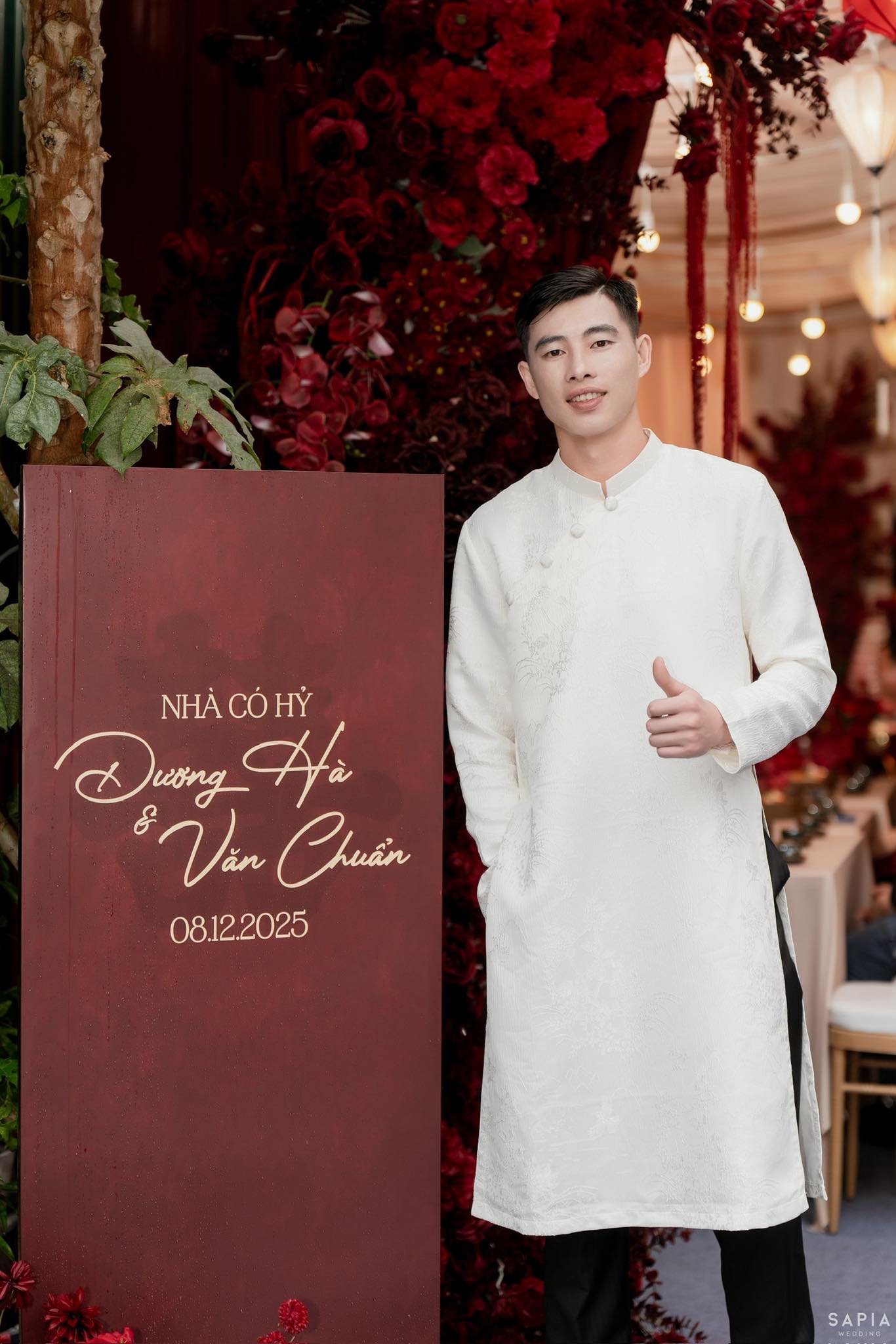 Thủ môn U23 Việt Nam làm lễ ăn hỏi thạc sĩ hơn 3 tuổi, visual cô dâu sáng bừng, chuẩn "trai tài gái giỏi" - Ảnh 6. Thủ môn U23 Việt Nam làm lễ ăn hỏi thạc sĩ hơn 3 tuổi, visual cô dâu sáng bừng, chuẩn "trai tài gái giỏi" - Ảnh 6.