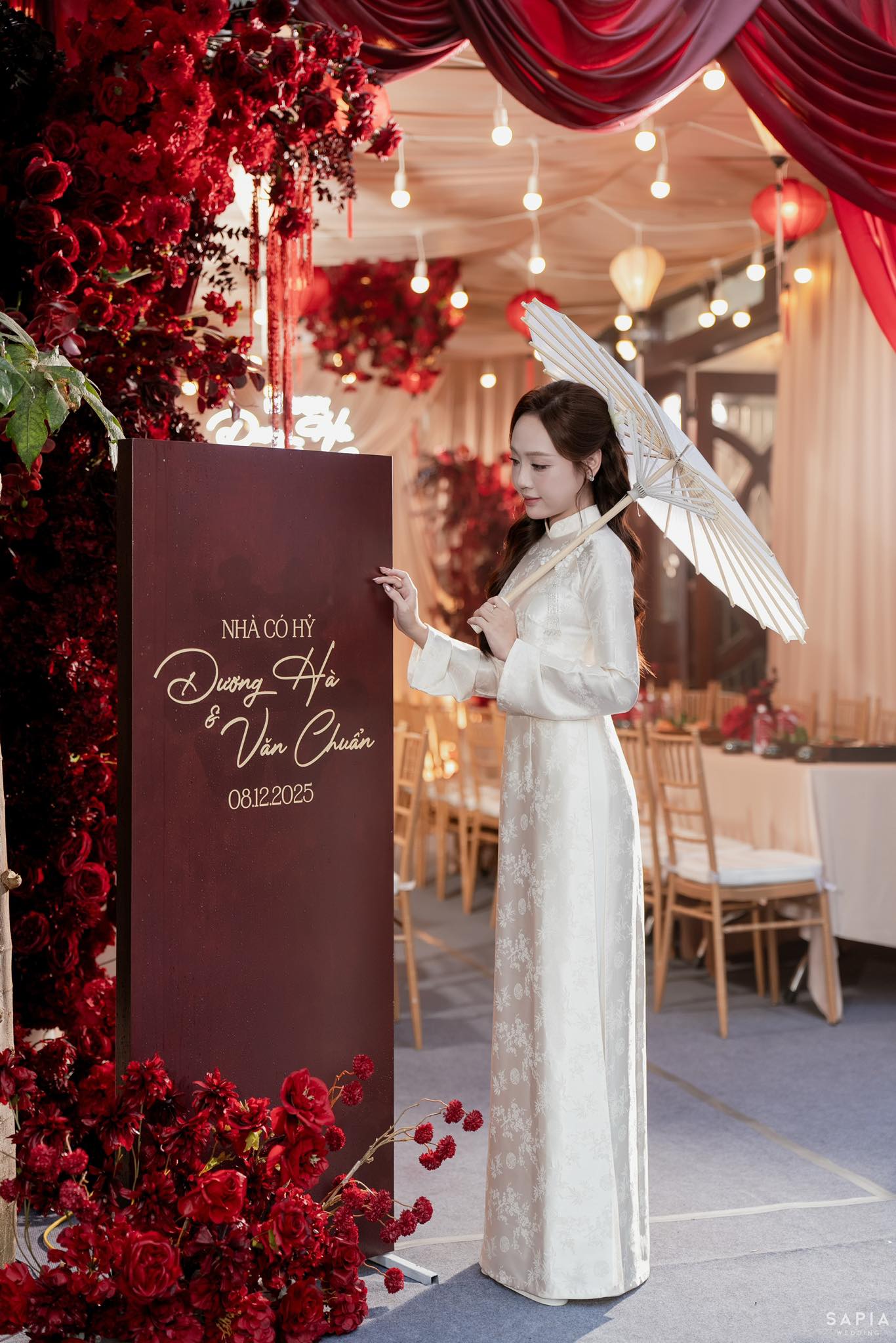 Thủ môn U23 Việt Nam làm lễ ăn hỏi thạc sĩ hơn 3 tuổi, visual cô dâu sáng bừng, chuẩn "trai tài gái giỏi" - Ảnh 8. Thủ môn U23 Việt Nam làm lễ ăn hỏi thạc sĩ hơn 3 tuổi, visual cô dâu sáng bừng, chuẩn "trai tài gái giỏi" - Ảnh 8.