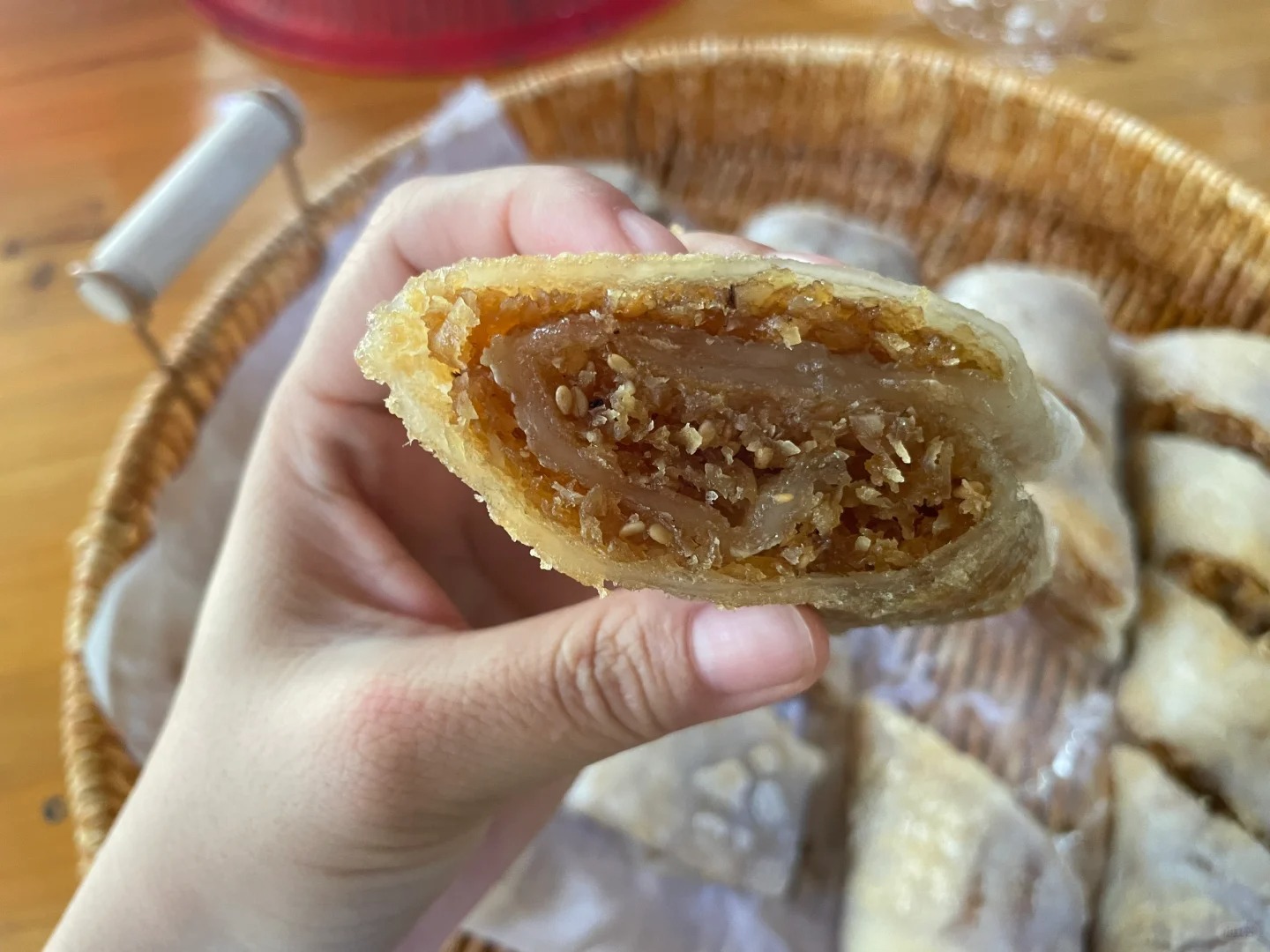 Không phải lòng lợn, cũng chẳng có thịt, bánh "ruột heo" có gì mà người sành ăn bảo là đỉnh cao của sự mộc mạc? - Ảnh 6.