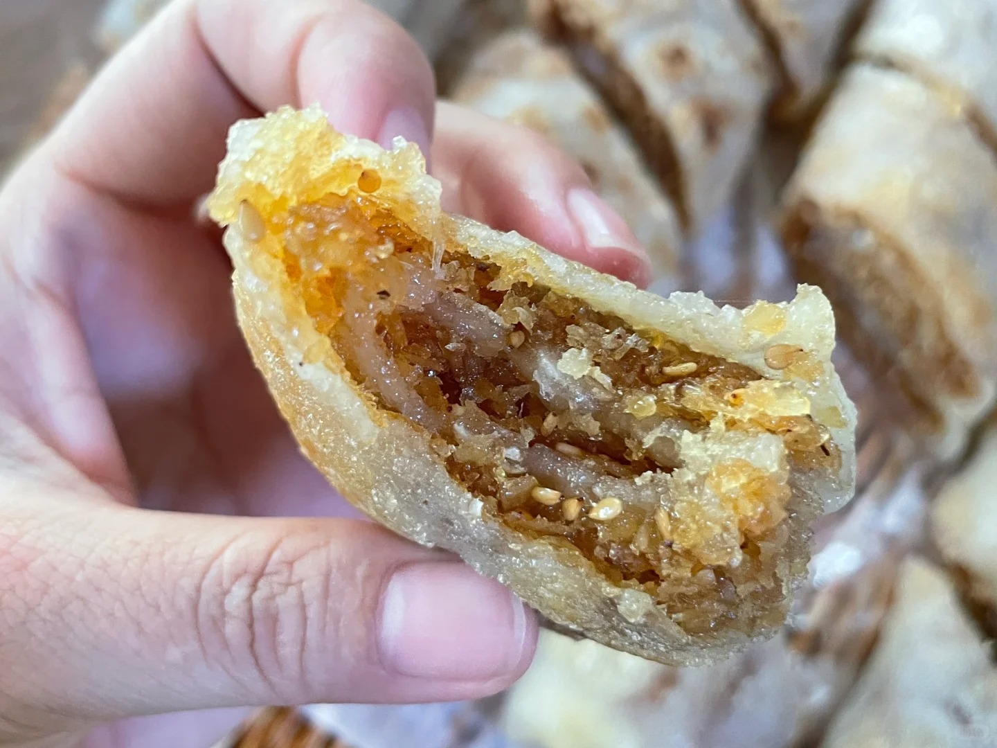 Không phải lòng lợn, cũng chẳng có thịt, bánh "ruột heo" có gì mà người sành ăn bảo là đỉnh cao của sự mộc mạc? - Ảnh 7.