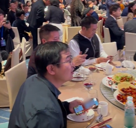 Nhân viên bốc trúng 360 ngày nghỉ phép có lương trong gala cuối năm: Sếp tái mặt yêu cầu thương lượng, kết quả ra sao?- Ảnh 1. Nhân viên bốc trúng 360 ngày nghỉ phép có lương trong gala cuối năm: Sếp tái mặt yêu cầu thương lượng, kết quả ra sao?- Ảnh 1.