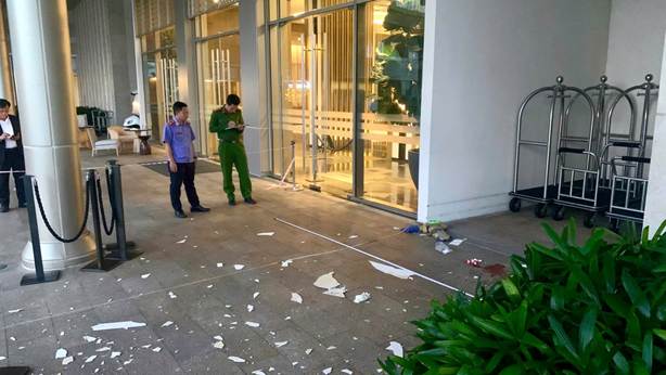 Tin mới vụ người đàn ông rơi từ tầng 15 khách sạn New World Hoiana - Ảnh 2.