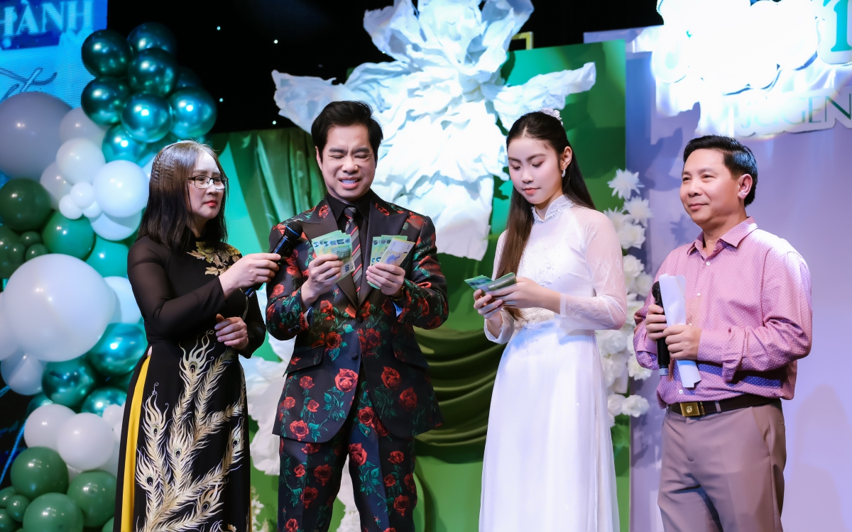 Ngọc Sơn đếm tiền mặt, tặng học trò hơn 150 triệu ngay trên sân khấu- Ảnh 1.