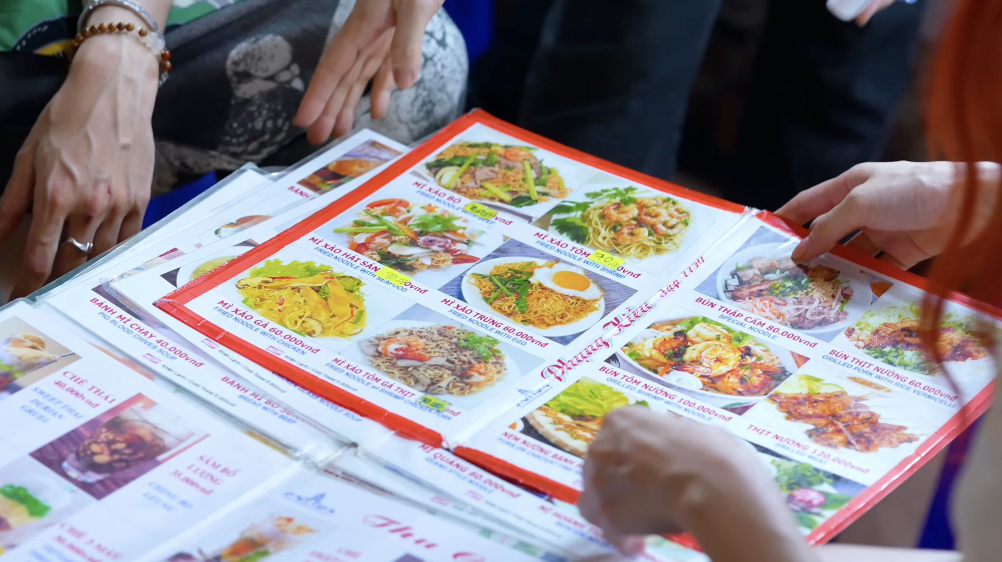 Khách Tây sốc nặng khi biết giá tô phở ở Việt Nam, chỉ biết thốt lên "Không thể nào!"- Ảnh 2.