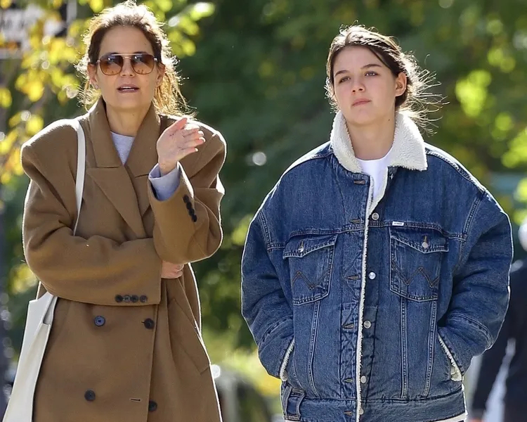 Nhan sắc Suri Cruise tuổi 19 gây hoang mang- Ảnh 2.