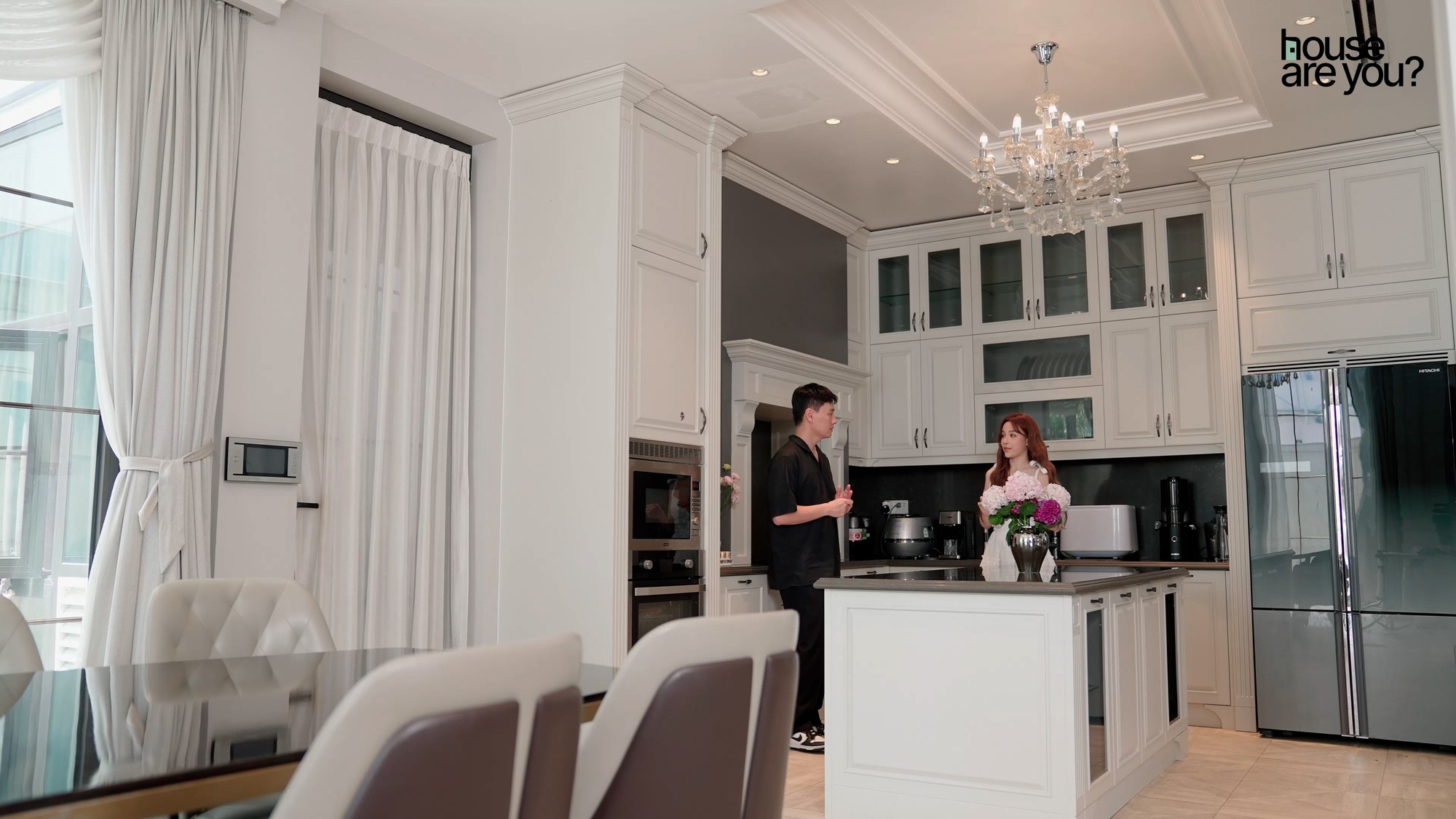 Cô gái Việt được chồng "ting ting" cho 24 tỷ tiền tiêu vặt,  sống xa xỉ như bà hoàng trong biệt thự 1.000m² - Ảnh 4.