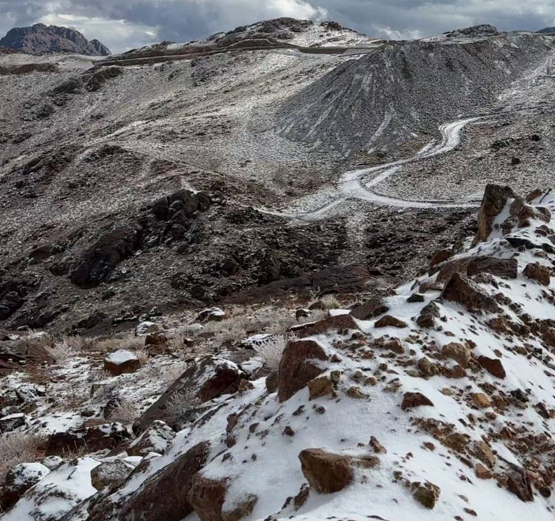 Tuyết phủ trắng sa mạc, tạo nên “thiên đường mùa đông” hiếm có ở Saudi Arabia- Ảnh 2.