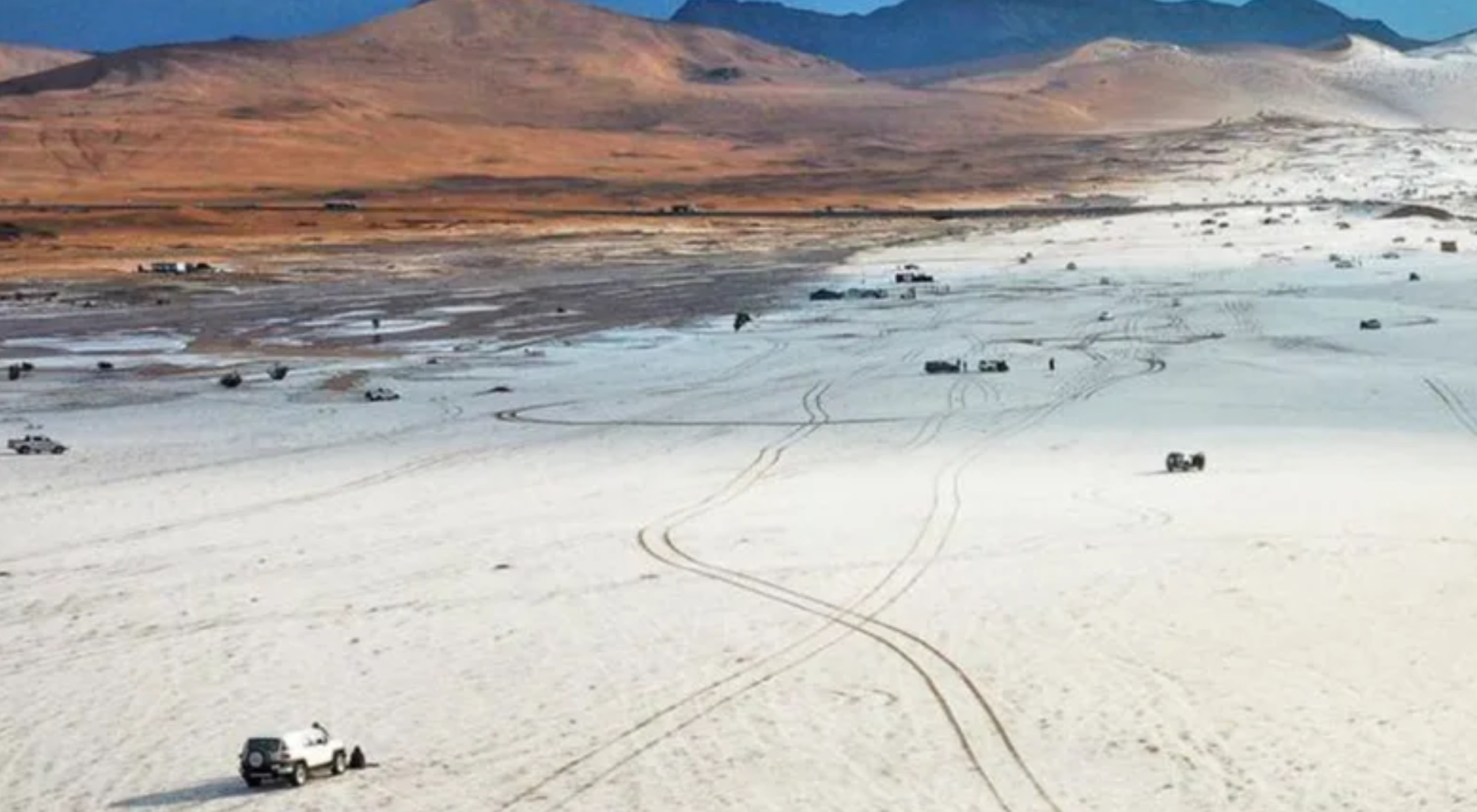 Tuyết phủ trắng sa mạc, tạo nên “thiên đường mùa đông” hiếm có ở Saudi Arabia- Ảnh 1.