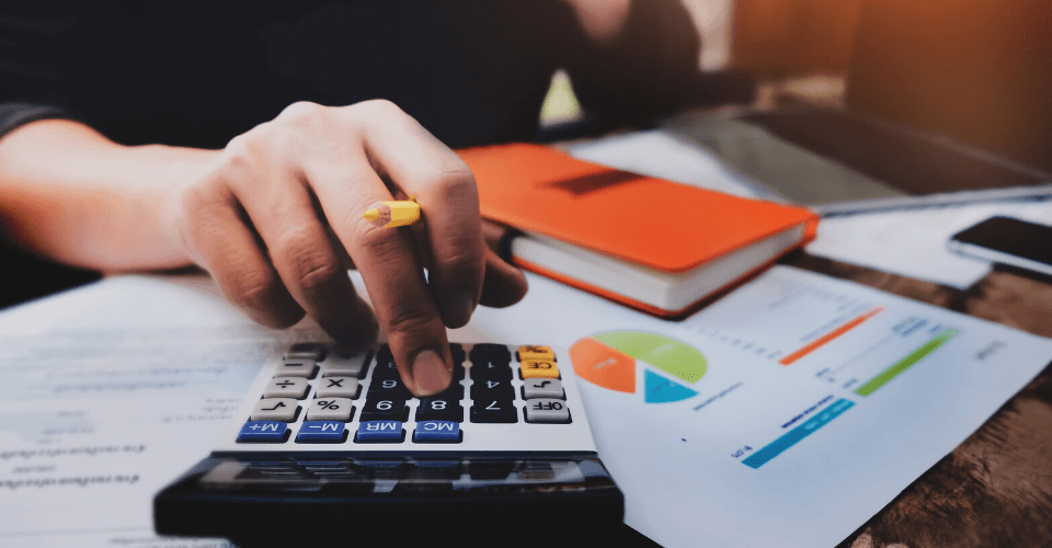 Sau 50 tuổi: 5 thói quen khiến bạn nghèo nhanh nhất- Ảnh 2.