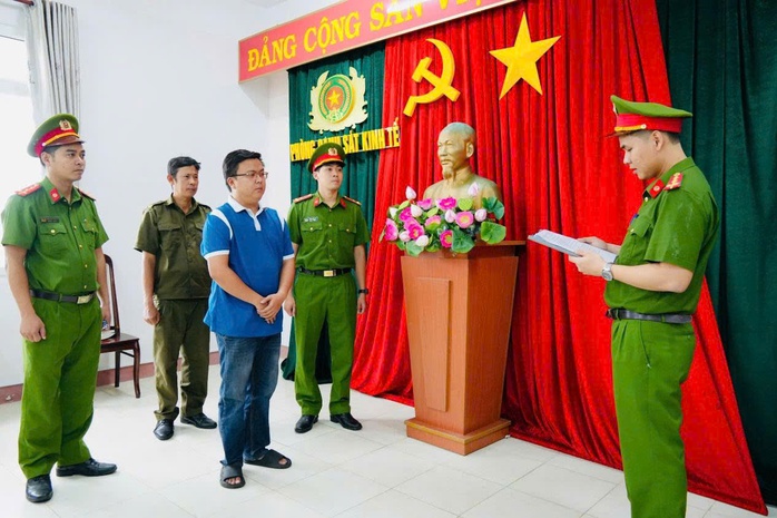 Bắt giam cửa hàng trưởng xăng dầu Võ Thái Huy - Ảnh 1.