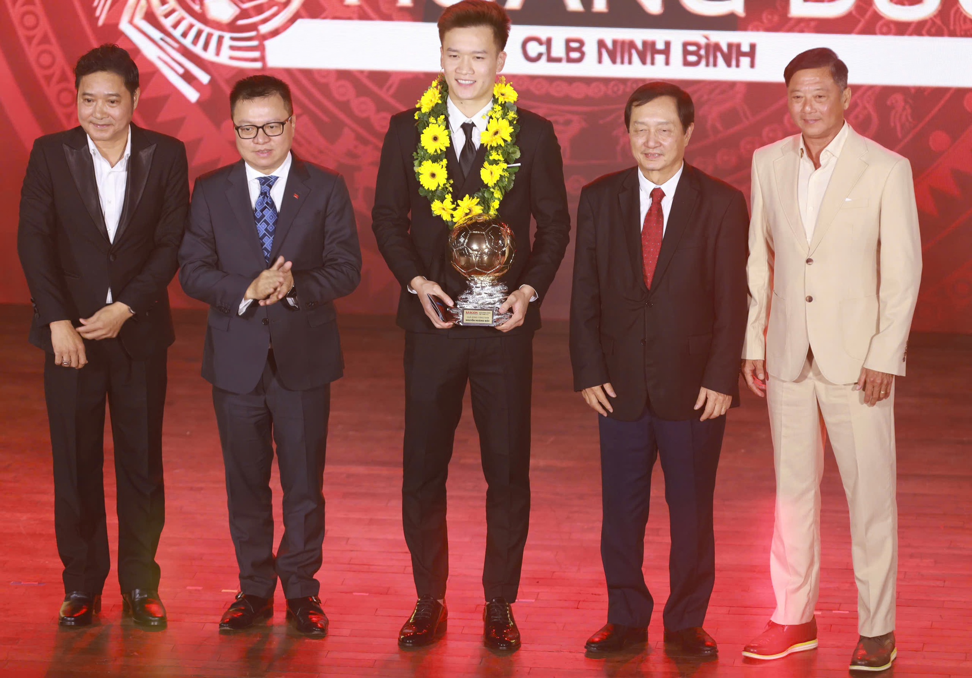 Hoàng Đức giành "cú đúp" giải thưởng tại Quả bóng Vàng 2025, hotboy Đình Bắc giành Quả bóng Bạc- Ảnh 2.