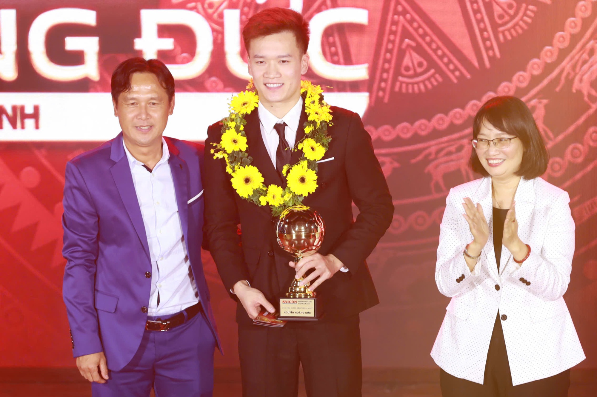 Hoàng Đức giành "cú đúp" giải thưởng tại Quả bóng Vàng 2025, hotboy Đình Bắc giành Quả bóng Bạc- Ảnh 1.