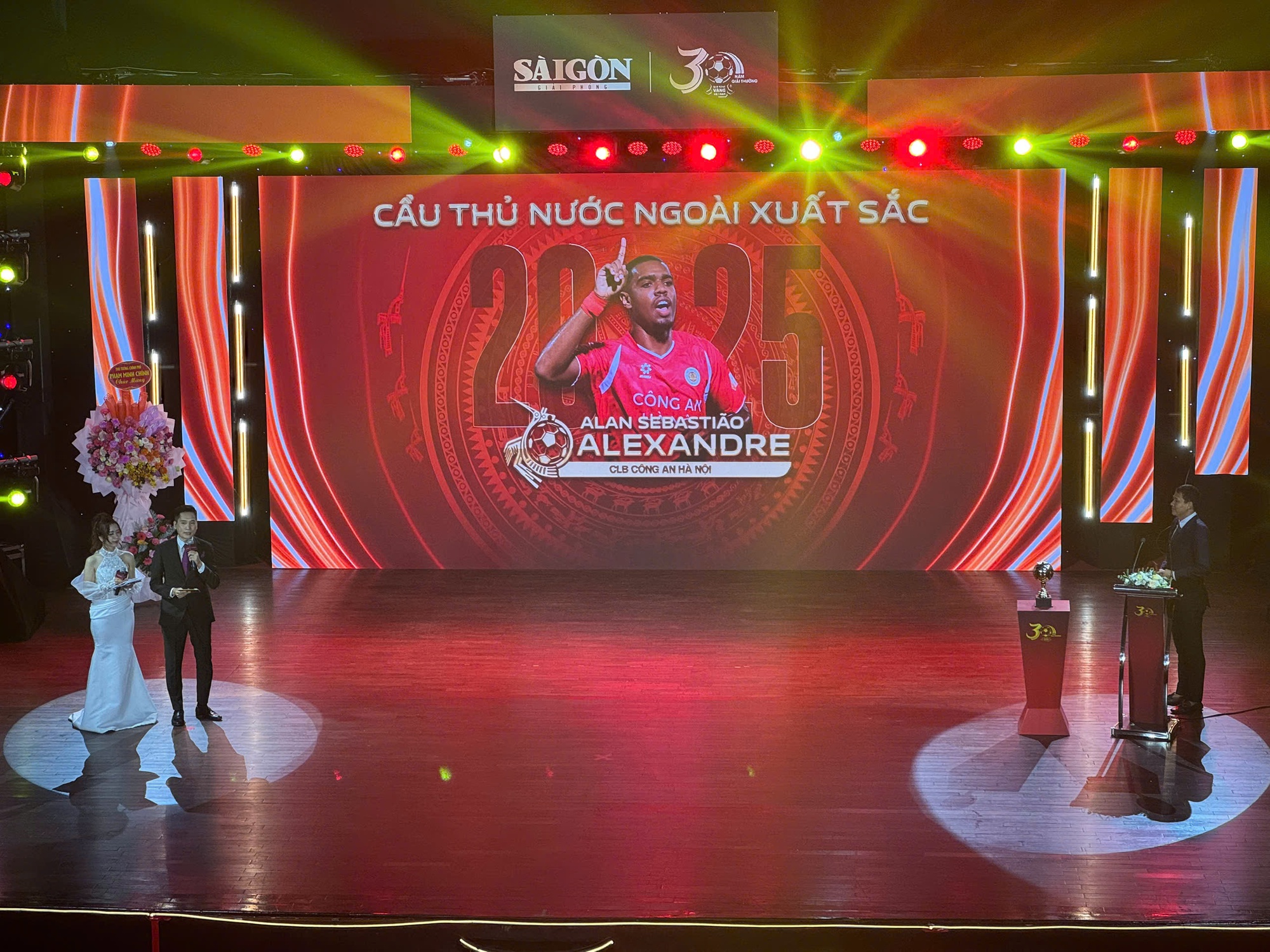 Hoàng Đức giành "cú đúp" giải thưởng tại Quả bóng Vàng 2025, hotboy Đình Bắc giành Quả bóng Bạc- Ảnh 12.