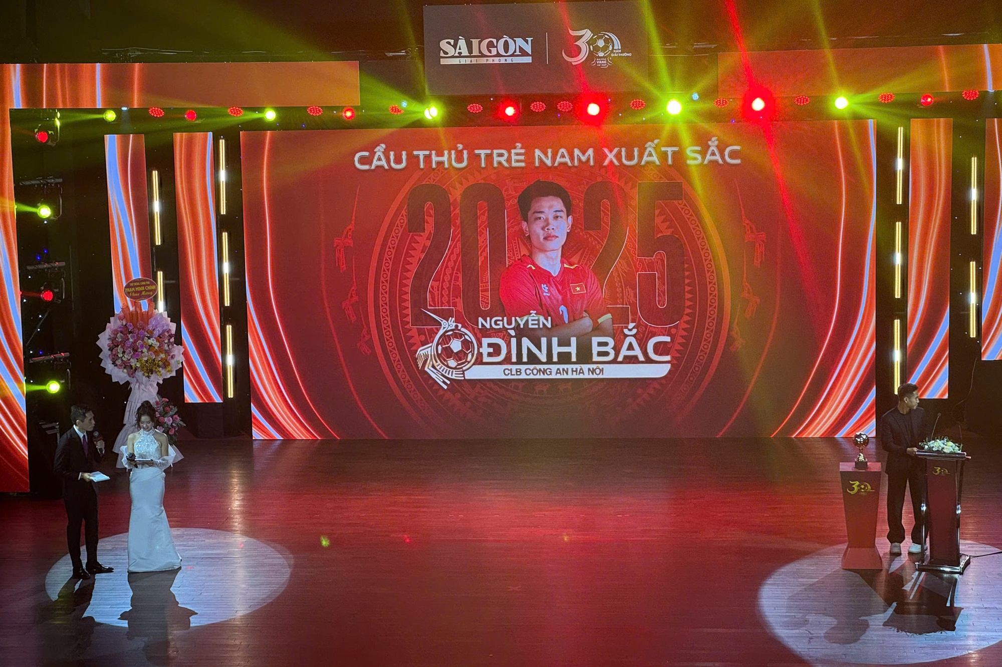 Hoàng Đức giành "cú đúp" giải thưởng tại Quả bóng Vàng 2025, hotboy Đình Bắc giành Quả bóng Bạc- Ảnh 9.