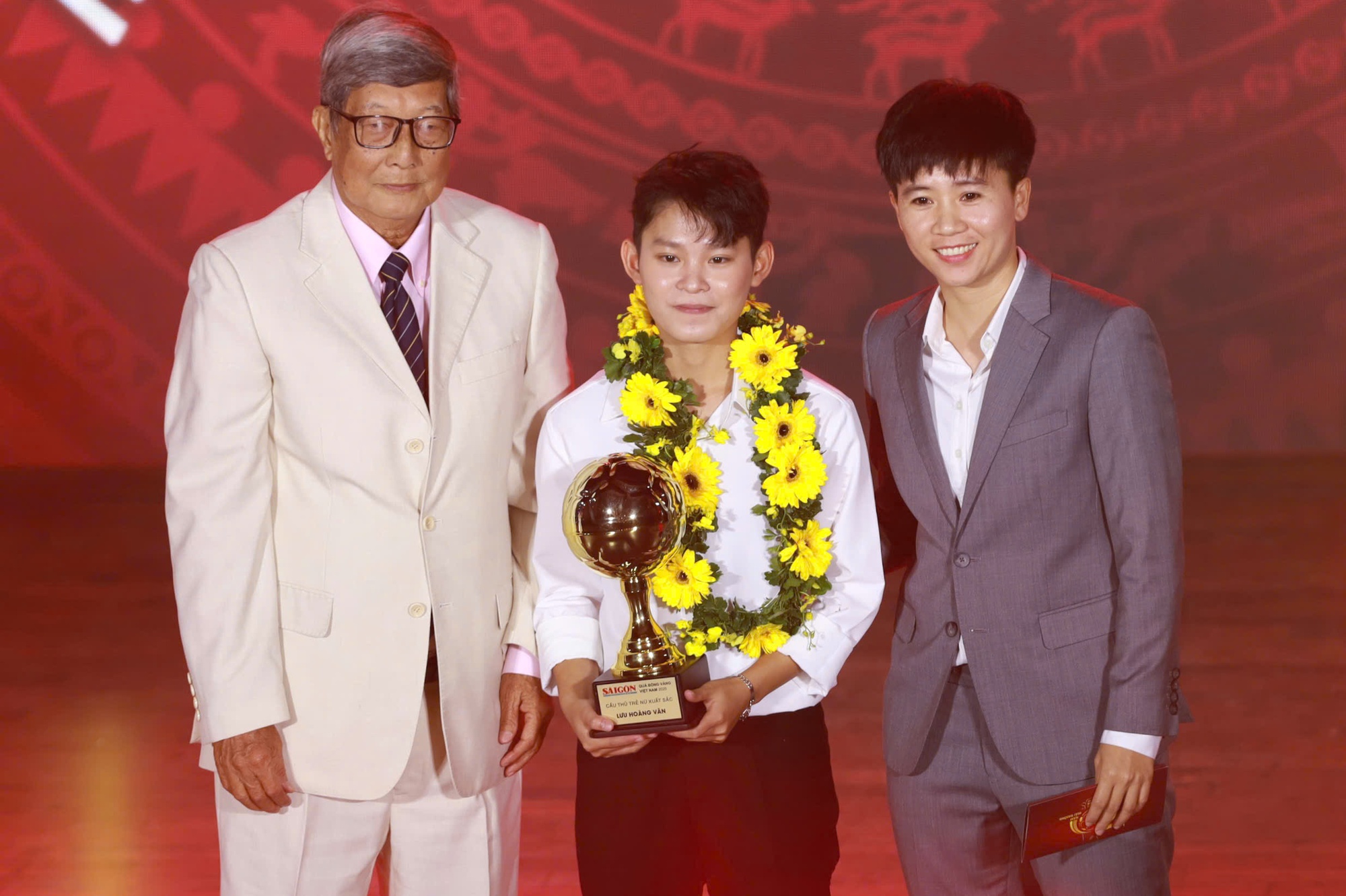 Hoàng Đức giành "cú đúp" giải thưởng tại Quả bóng Vàng 2025, hotboy Đình Bắc giành Quả bóng Bạc- Ảnh 10.