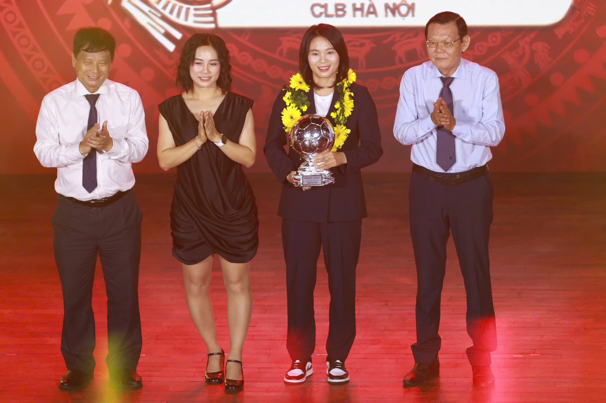 Hoàng Đức giành "cú đúp" giải thưởng tại Quả bóng Vàng 2025, hotboy Đình Bắc giành Quả bóng Bạc- Ảnh 6.