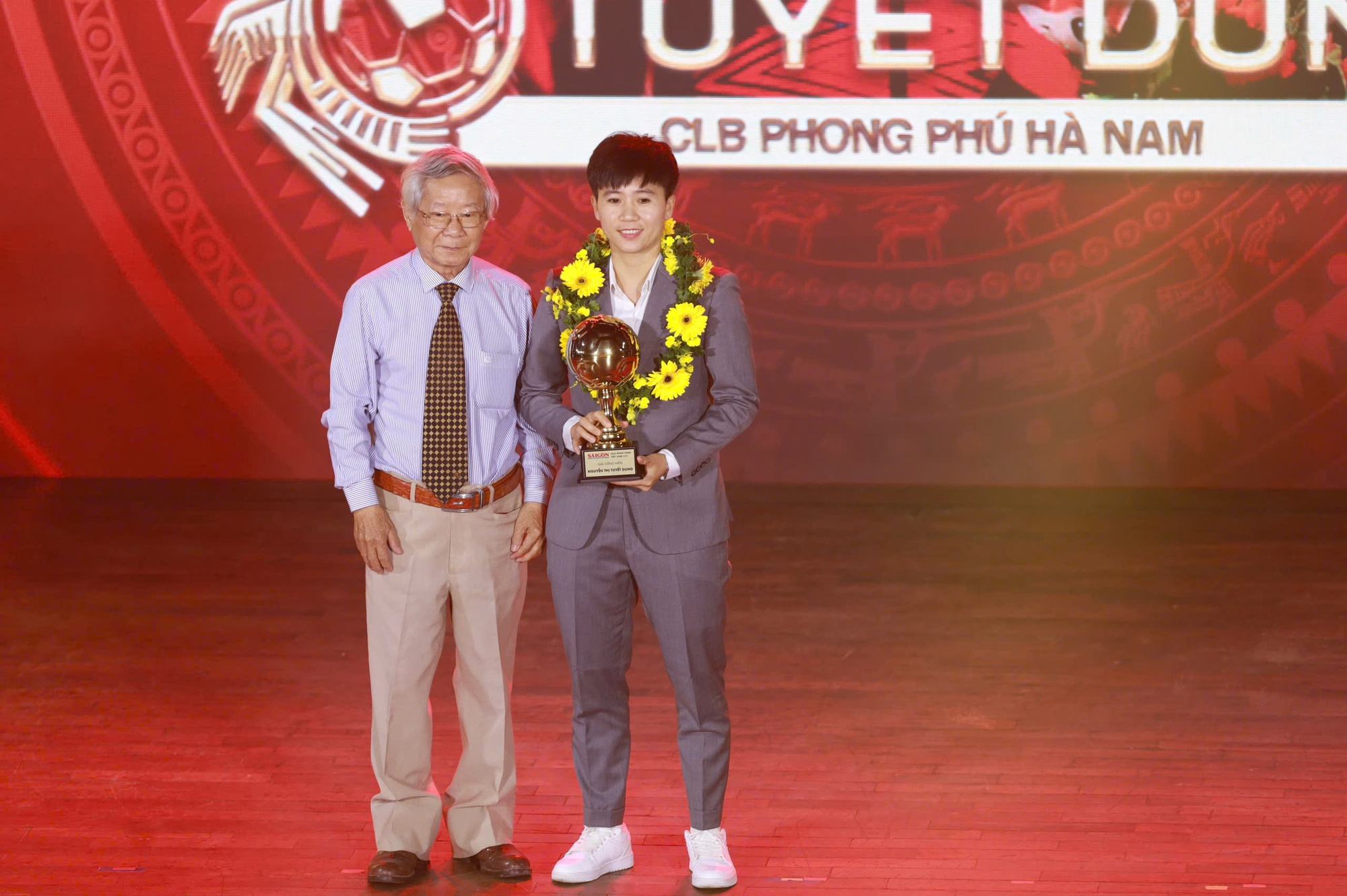 Hoàng Đức giành "cú đúp" giải thưởng tại Quả bóng Vàng 2025, hotboy Đình Bắc giành Quả bóng Bạc- Ảnh 13.