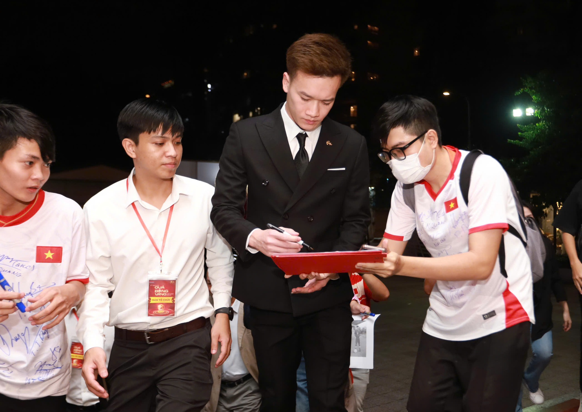 Quang Hải tay trong tay Chu Thanh Huyền, Hoàng Đức bảnh bao tại thảm đỏ Gala trao giải Quả bóng vàng Việt Nam 2025- Ảnh 6.