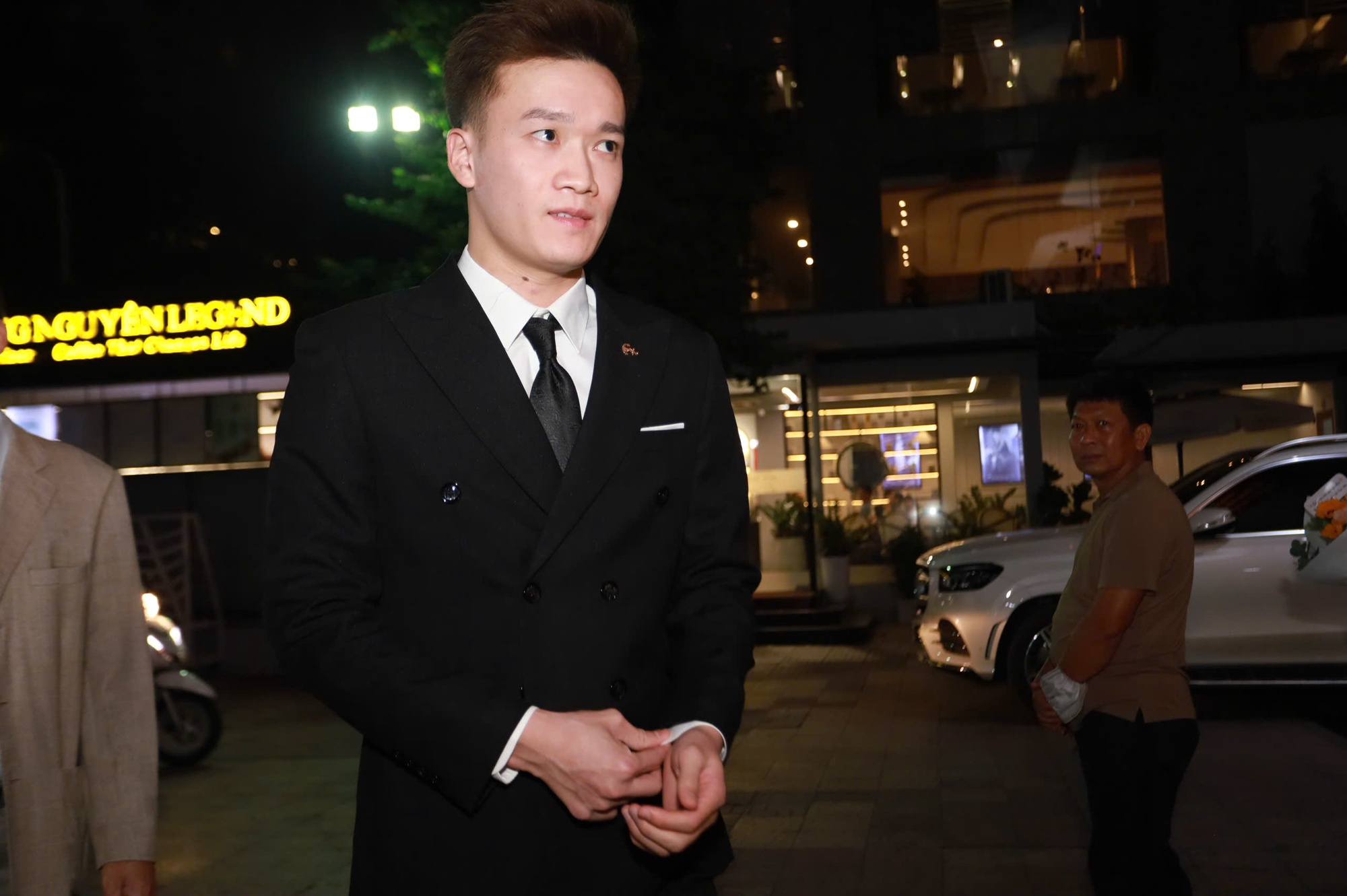 Quang Hải tay trong tay Chu Thanh Huyền, Hoàng Đức bảnh bao tại thảm đỏ Gala trao giải Quả bóng vàng Việt Nam 2025- Ảnh 5.