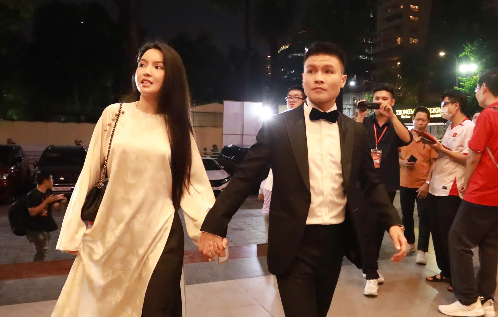 Quang Hải tay trong tay Chu Thanh Huyền, Hoàng Đức bảnh bao tại thảm đỏ Gala trao giải Quả bóng vàng Việt Nam 2025- Ảnh 3.