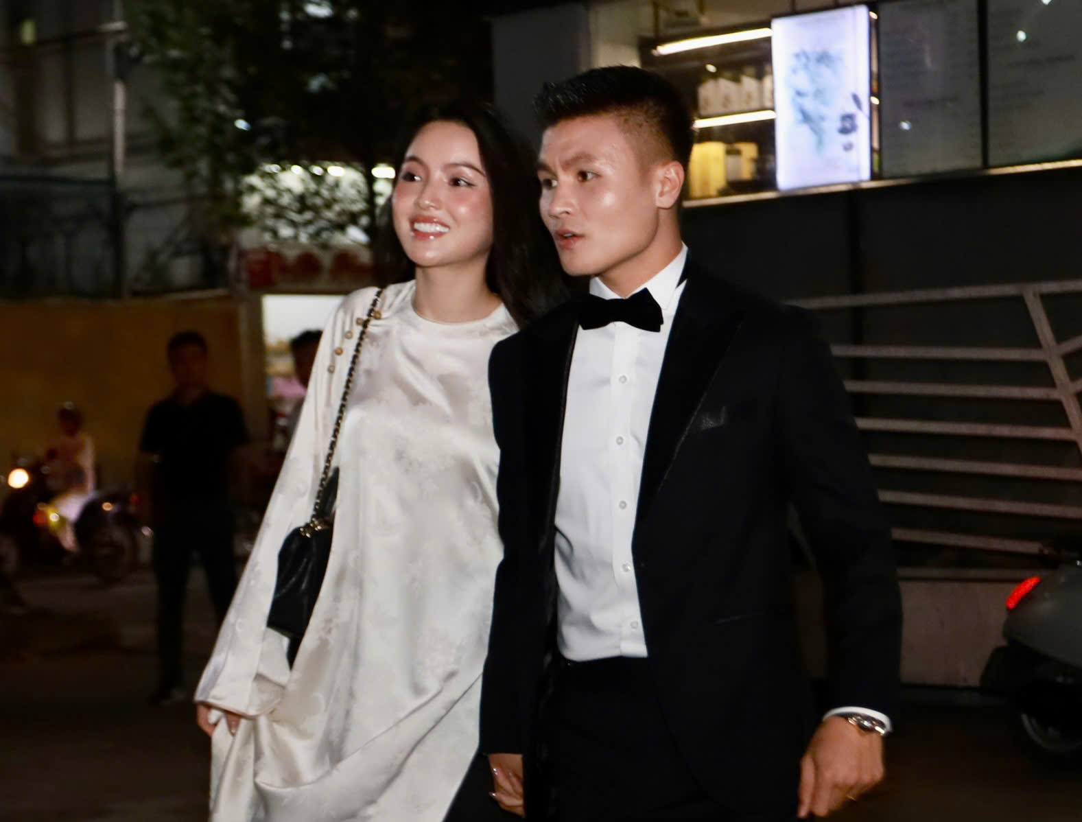 Quang Hải tay trong tay Chu Thanh Huyền, Hoàng Đức bảnh bao tại thảm đỏ Gala trao giải Quả bóng vàng Việt Nam 2025- Ảnh 1.