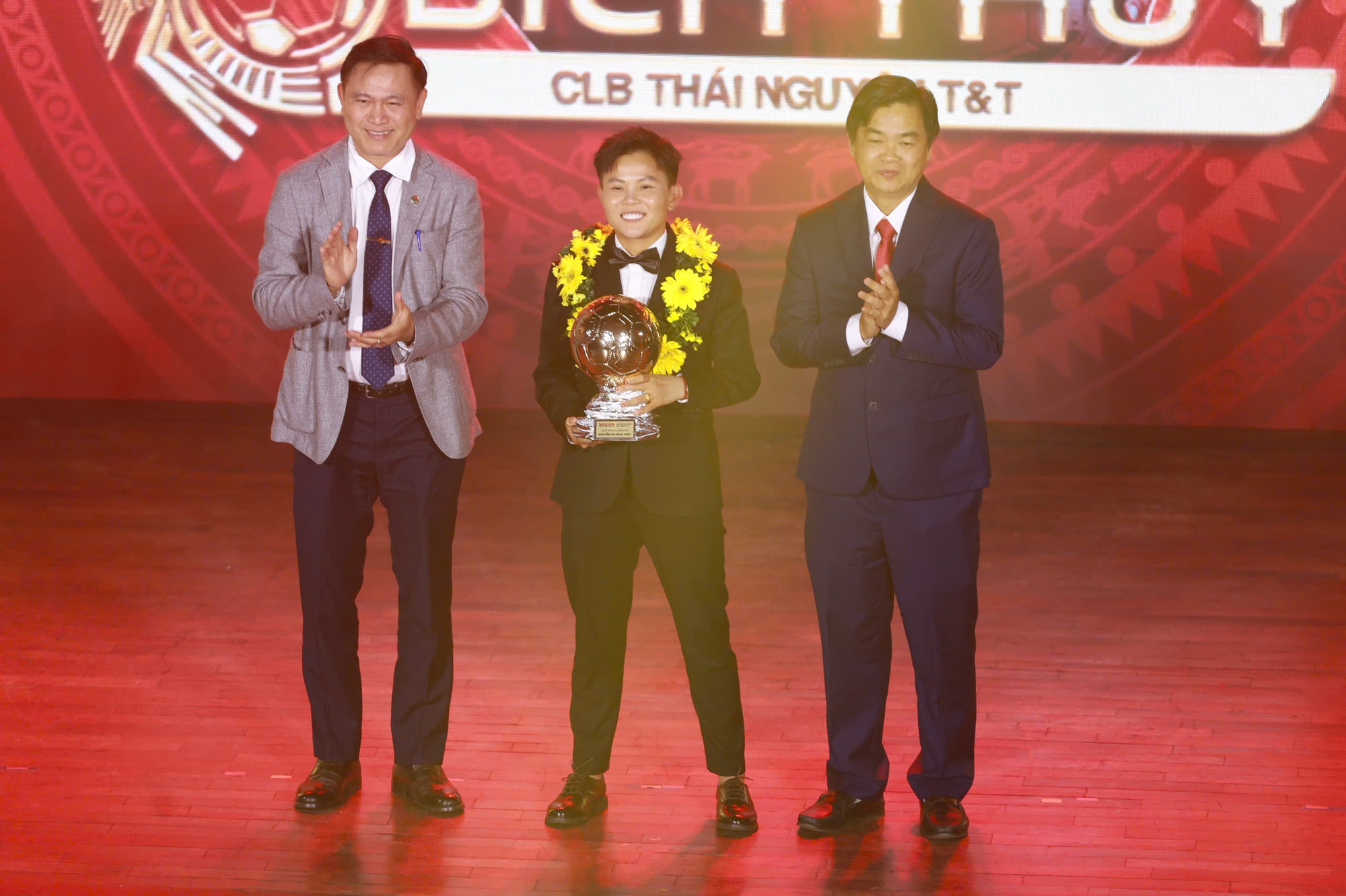 Hoàng Đức giành "cú đúp" giải thưởng tại Quả bóng Vàng 2025, hotboy Đình Bắc giành Quả bóng Bạc- Ảnh 5.