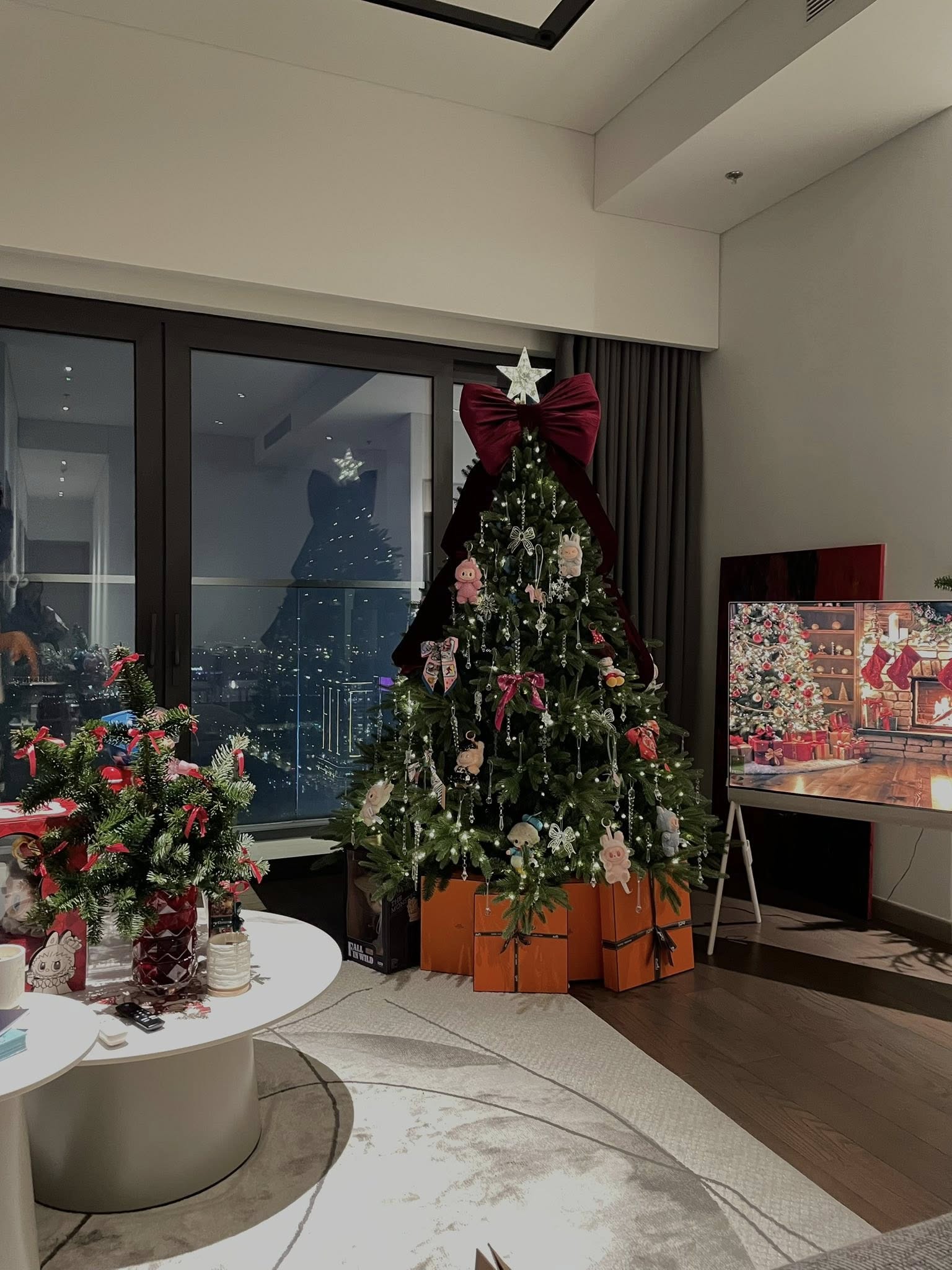 Hội hào môn "bung nóc" mùa Giáng sinh: Midu khoá môi Minh Đạt, xem biệt thự của Phạm Hương - Lan Khuê mà loá mắt - Ảnh 4.