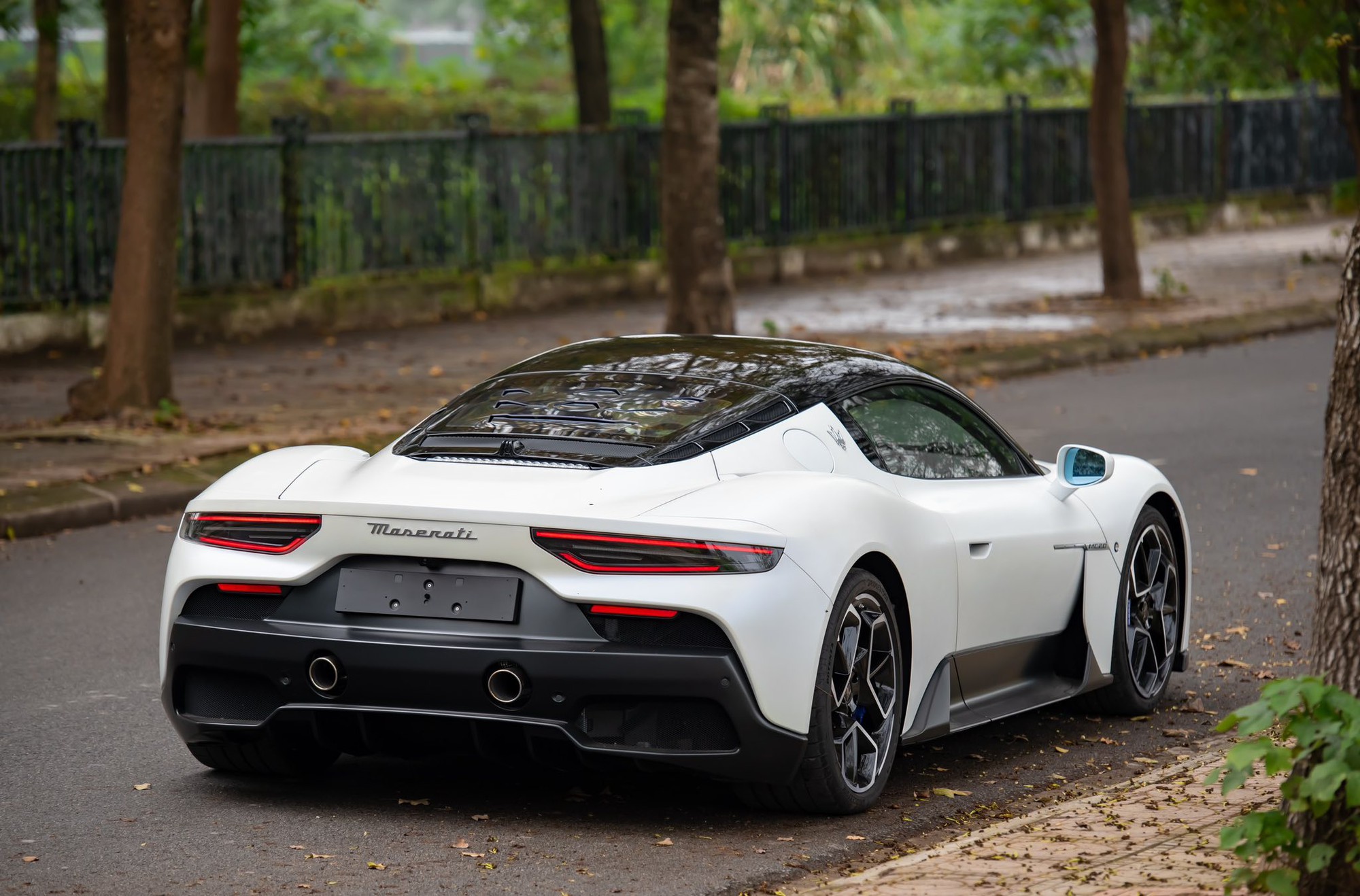 ‘Bốc hơi’ gần 8 tỷ đồng bằng căn chung cư xịn ở Hà Nội, chiếc Maserati MC20 này vẫn mòn mỏi tìm chủ sau gần 4 năm về nước- Ảnh 3.