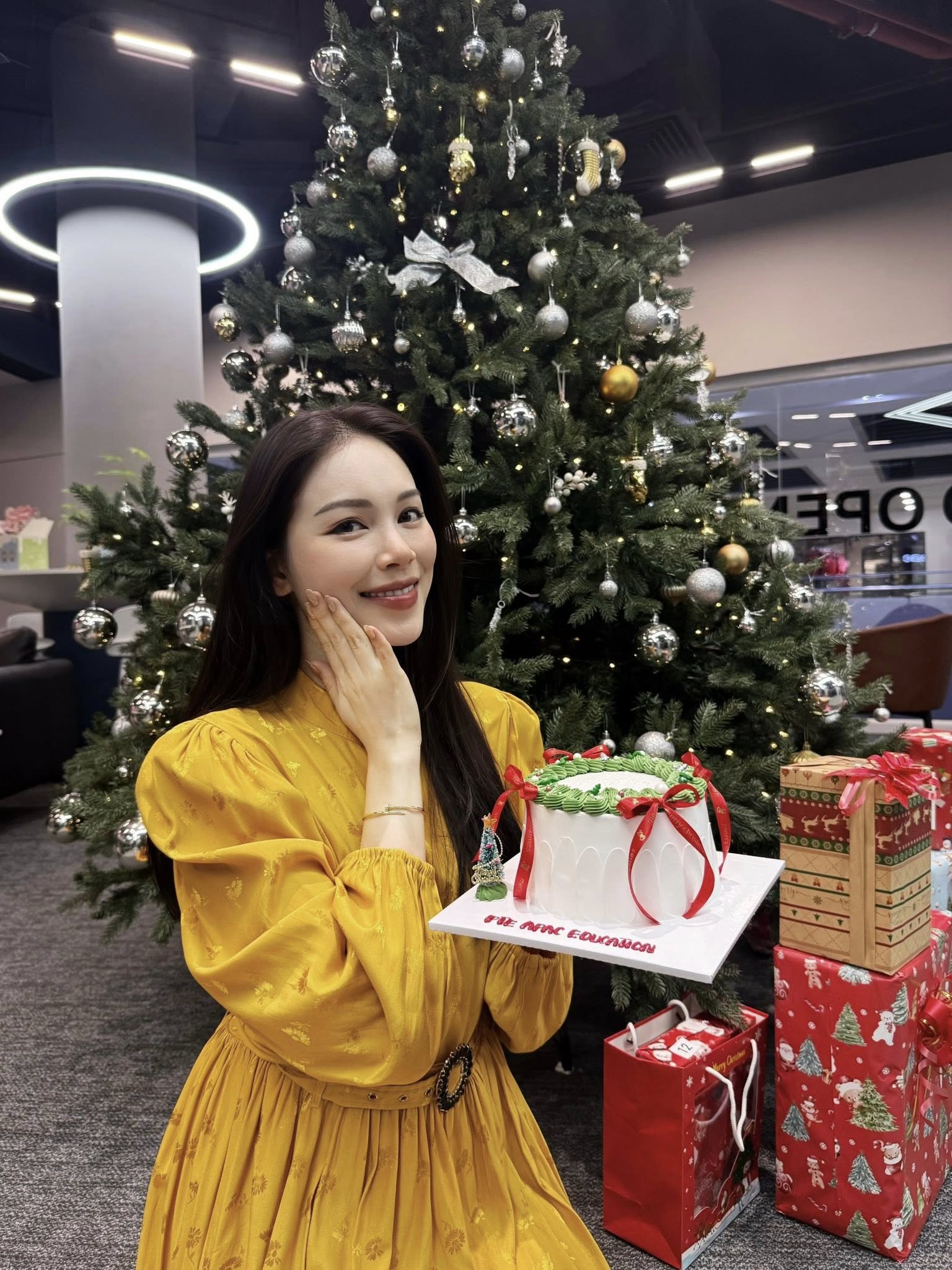 Hội hào môn "bung nóc" mùa Giáng sinh: Midu khoá môi Minh Đạt, xem biệt thự của Phạm Hương - Lan Khuê mà loá mắt - Ảnh 14.