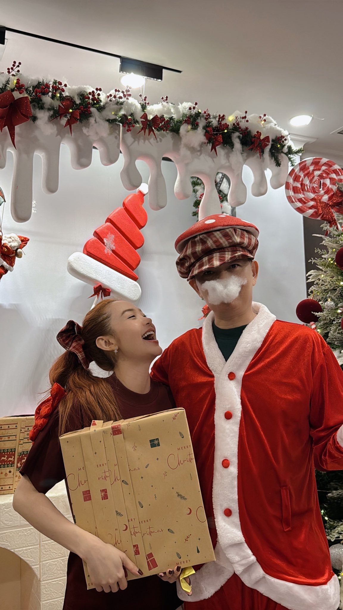 Hội hào môn "bung nóc" mùa Giáng sinh: Midu khoá môi Minh Đạt, xem biệt thự của Phạm Hương - Lan Khuê mà loá mắt - Ảnh 1.