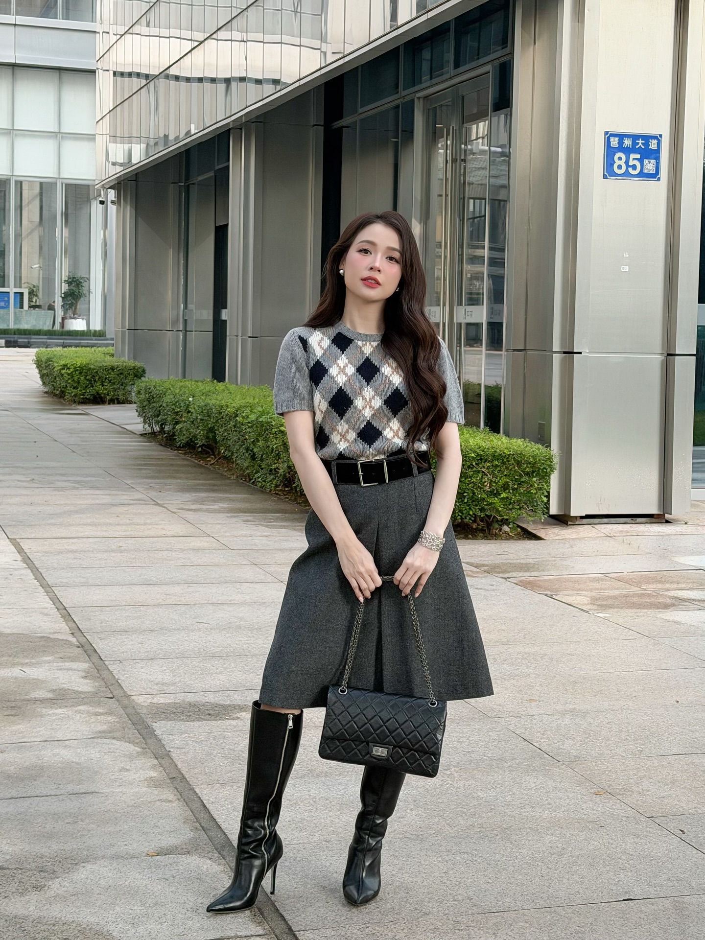 Nhìn tưởng cô sinh viên nào nhưng hóa ra mỹ nhân này đã U40, 5 món thời trang chính là "chìa khóa" hack tuổi - Ảnh 1.