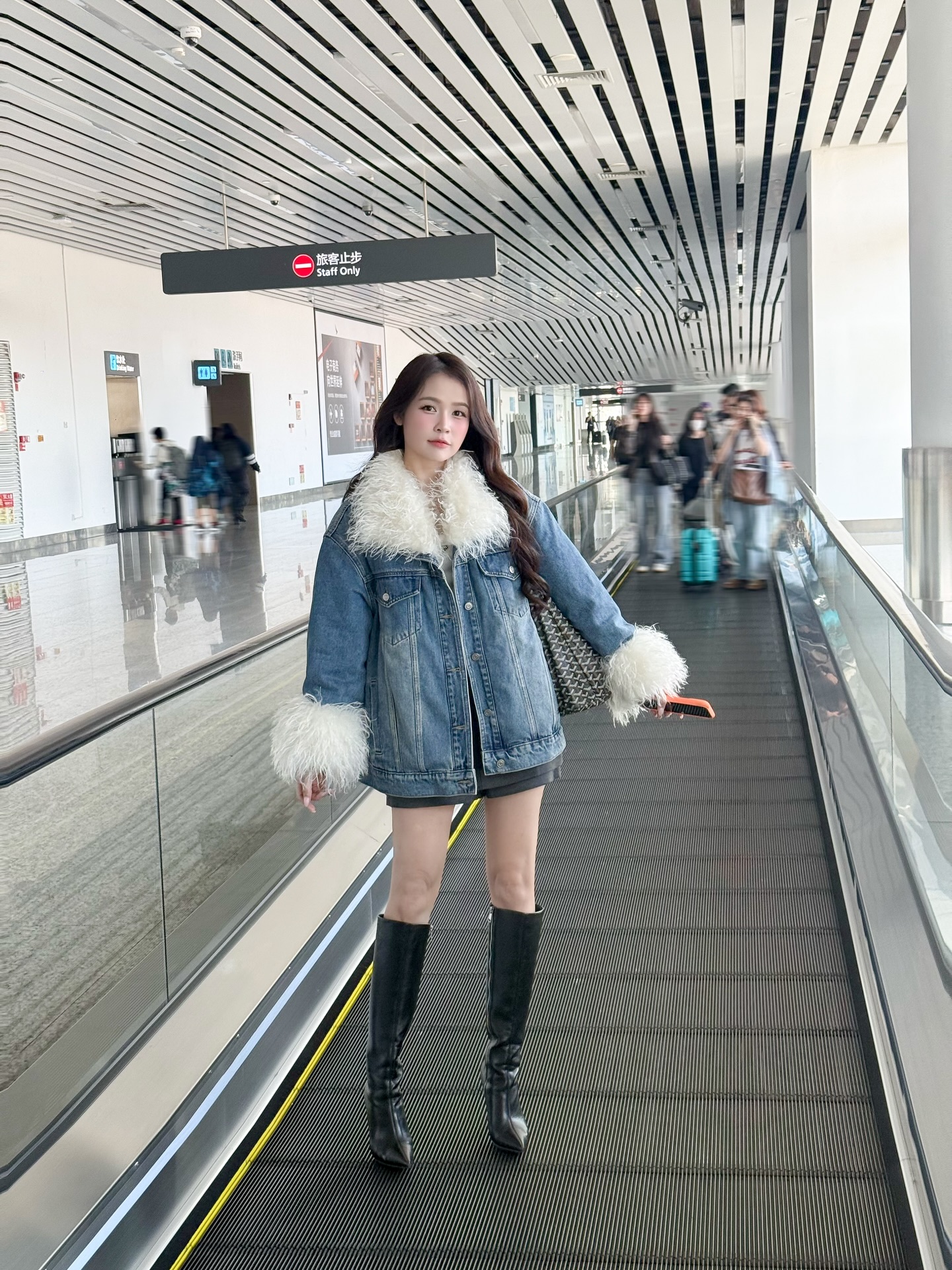 Nhìn tưởng cô sinh viên nào nhưng hóa ra mỹ nhân này đã U40, 5 món thời trang chính là "chìa khóa" hack tuổi - Ảnh 4.