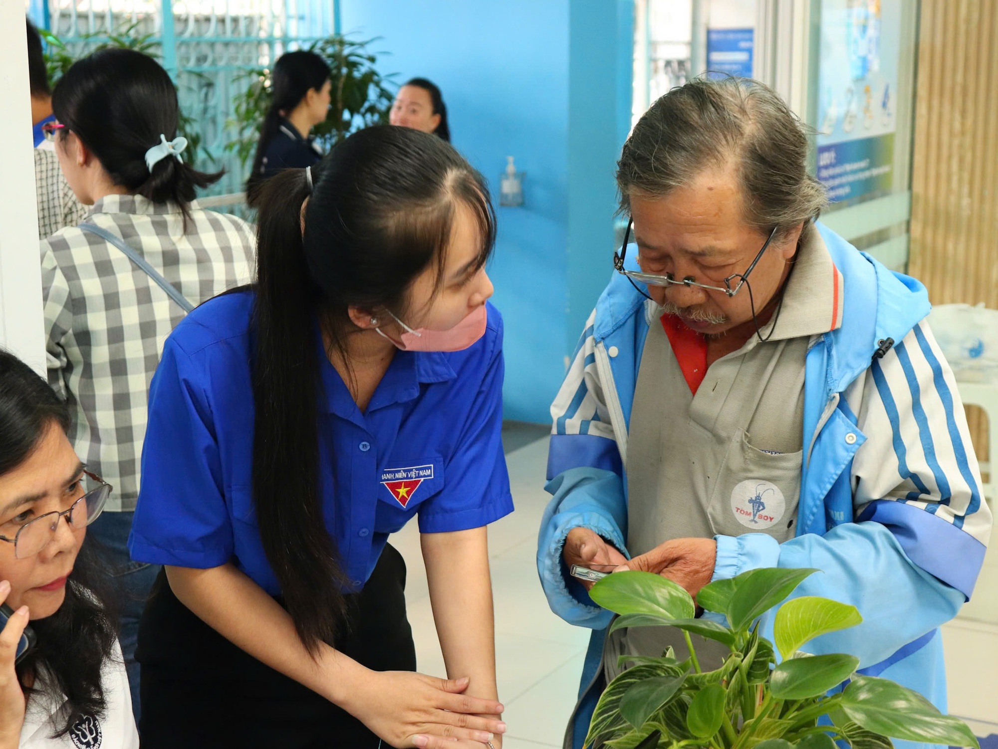 Từ 1-1-2026, TPHCM hỗ trợ toàn diện mức đóng BHYT cho 6 nhóm yếu thế - Ảnh 1.