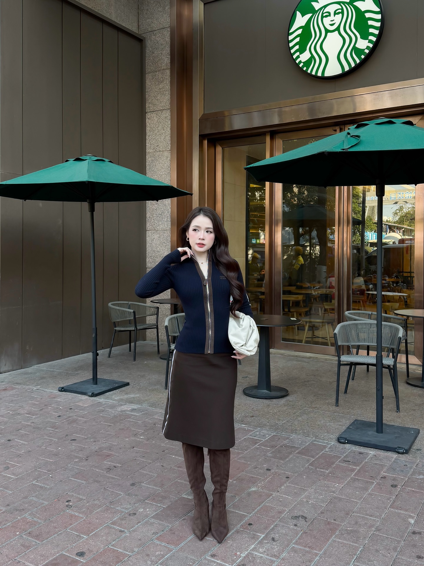 Nhìn tưởng cô sinh viên nào nhưng hóa ra mỹ nhân này đã U40, 5 món thời trang chính là "chìa khóa" hack tuổi - Ảnh 2.