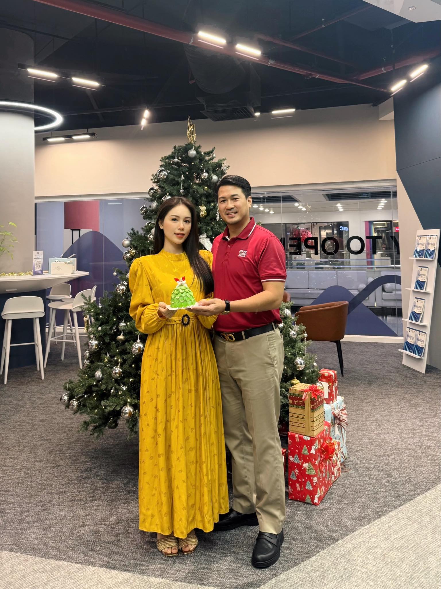 Hội hào môn "bung nóc" mùa Giáng sinh: Midu khoá môi Minh Đạt, xem biệt thự của Phạm Hương - Lan Khuê mà loá mắt - Ảnh 15.